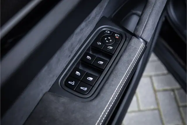 Porsche Cayenne view 27