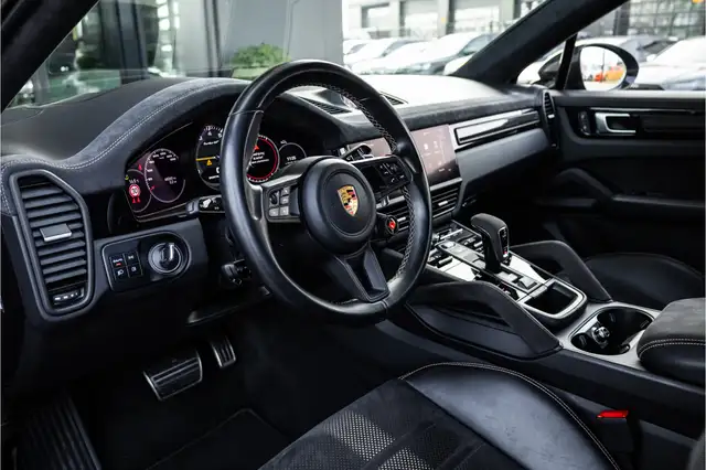 Porsche Cayenne view 8