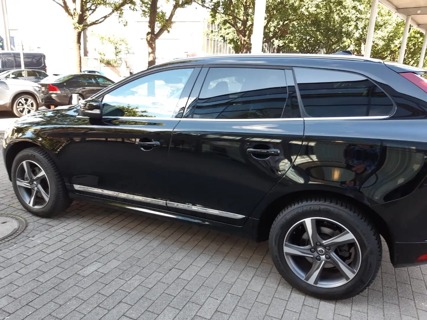 Volvo XC60 XC60 D3 Geartronic Summum/AHK/PDC/Leder Schwarz - 2