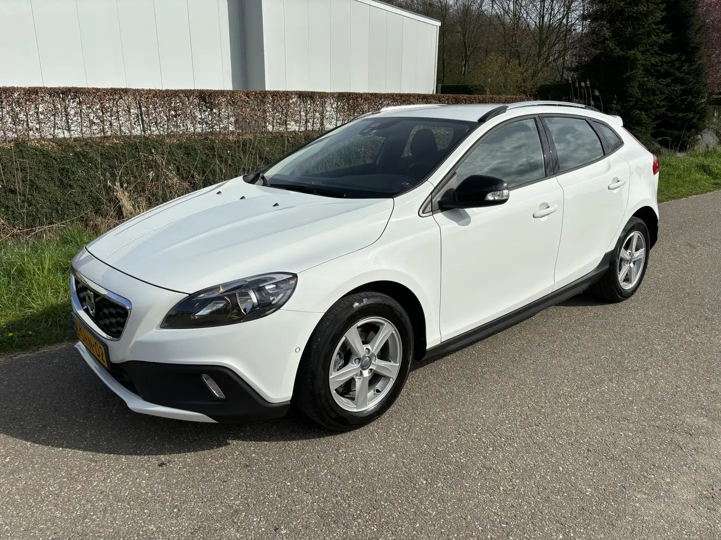 Volvo V40 Cross Country 1.6 T4 Kinetic / AIRCO / NAVI / CRUISE Wit - 2