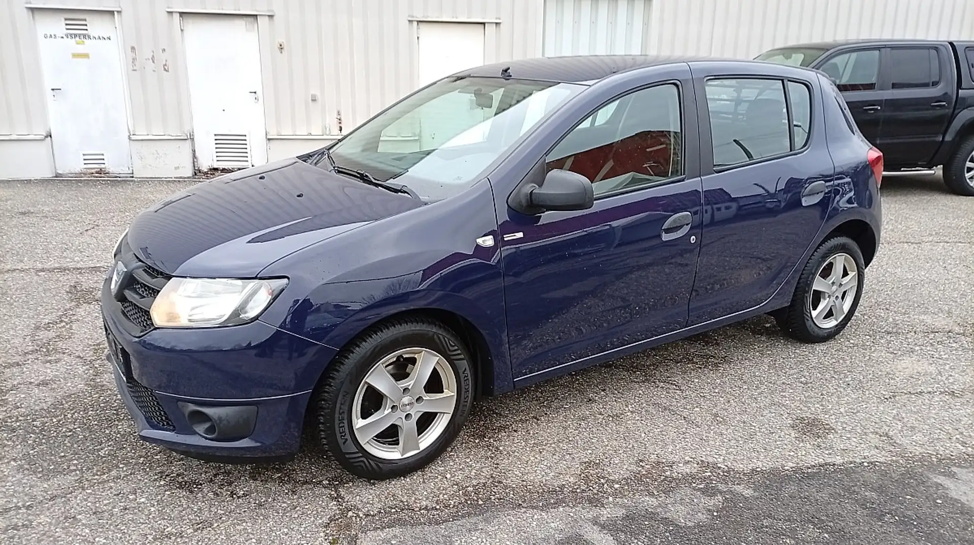 Dacia Sandero Essential 1,2 16V 75 Blau - 1