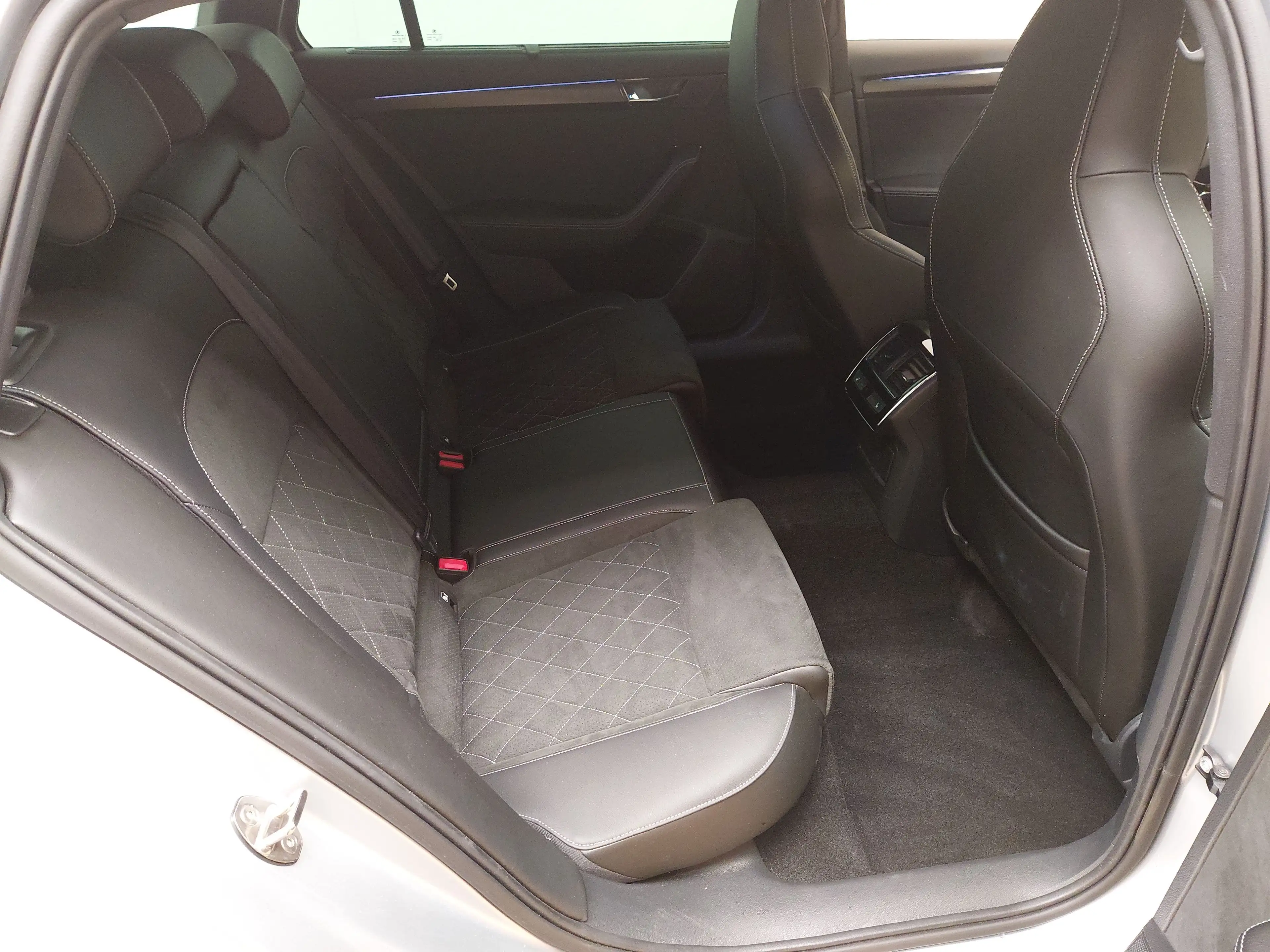 Skoda Superb Combi 2.0 TDI Sportline NAVI LED AHK — photo 12