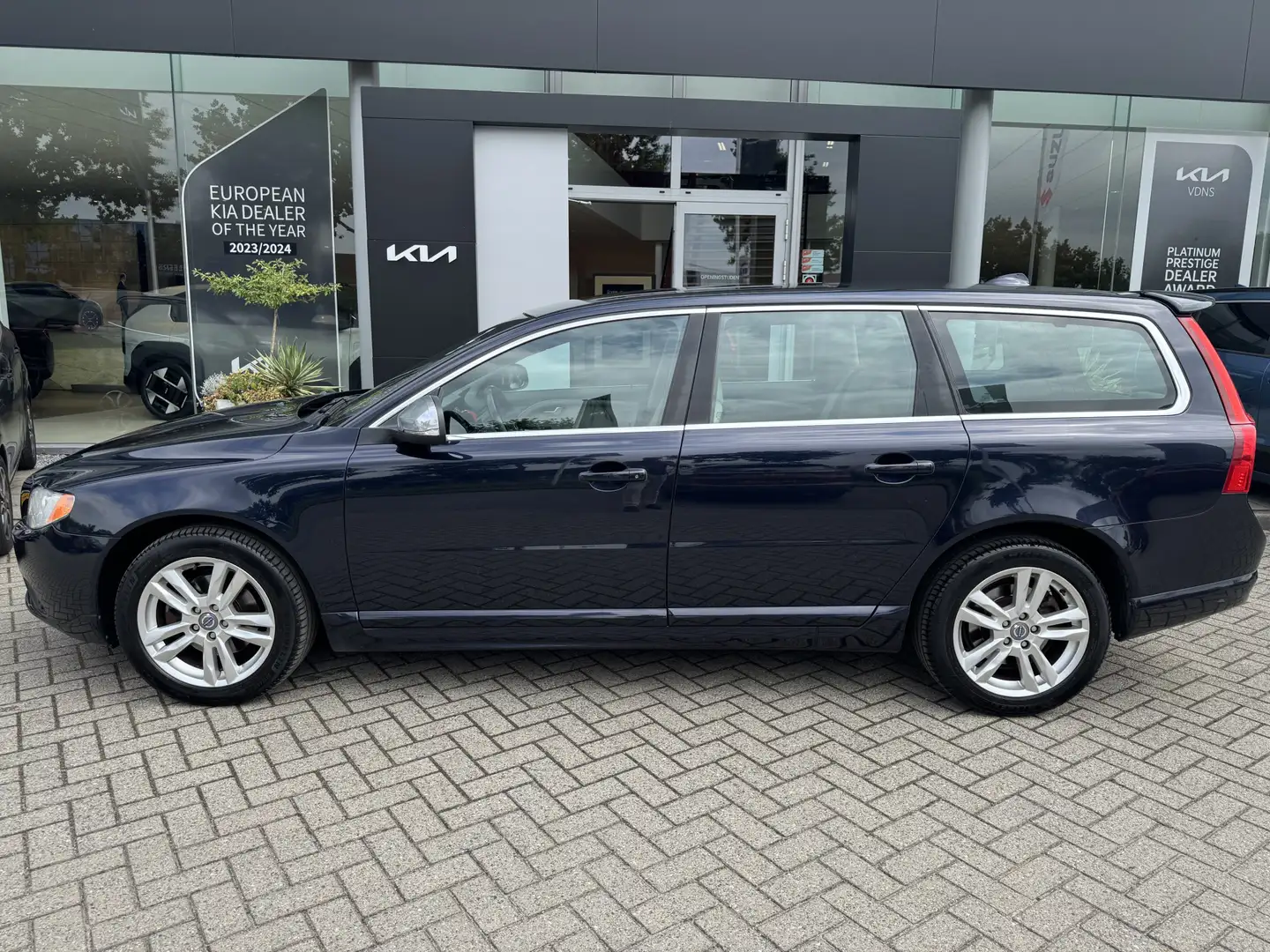 Volvo V70 1.6 T4 Momentum Climate Control | Leder | Cruise C Blauw - 2