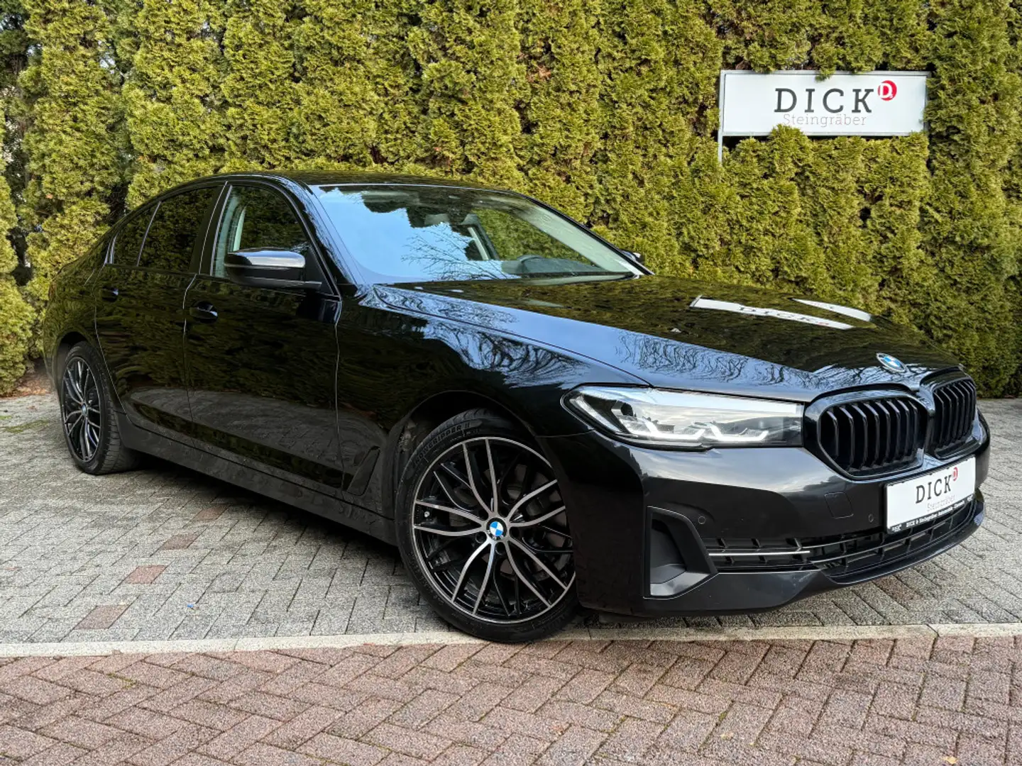 BMW 520 d Lim xDrive Aut. LED+NAV+SHZ+LEDER+KAM+AMBI Zwart - 1