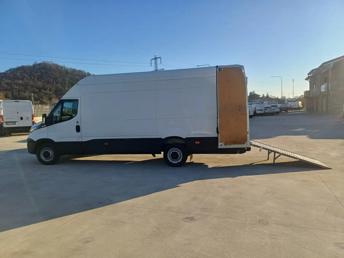 Iveco Daily 35S14 con pedana di carico Bianco - 1