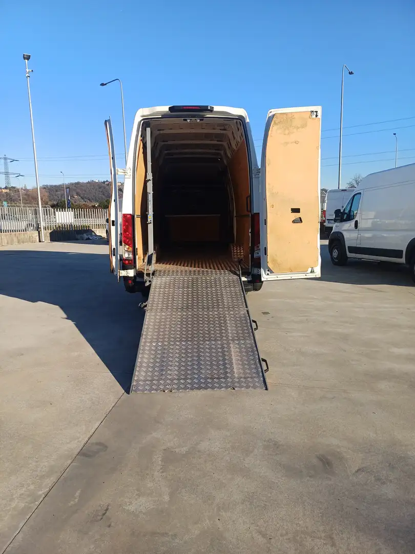 Iveco Daily 35S14 con pedana di carico Bianco - 2
