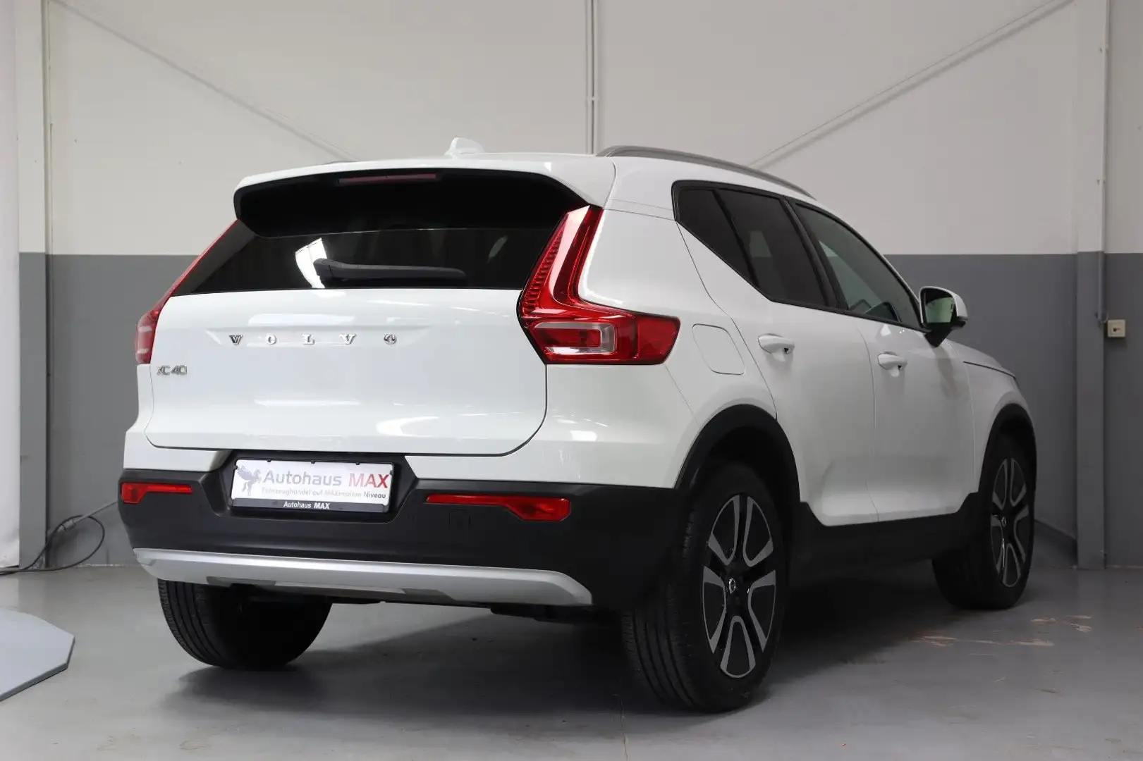 Volvo XC40 Momentum Pro~4xSZH~Kam~Nav~alle Assistenen Weiß - 2