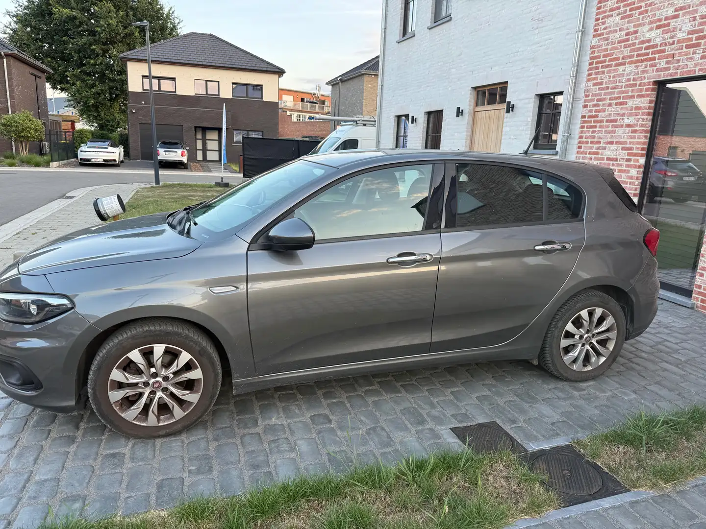 Fiat Tipo Tipo 1.4 16V Easy Grijs - 1