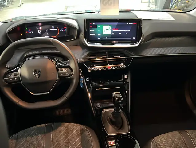 Peugeot 208 view 3
