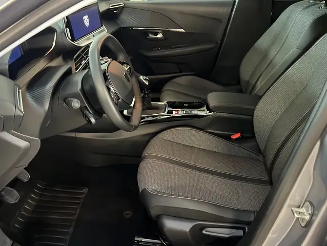 Peugeot 208 view 6