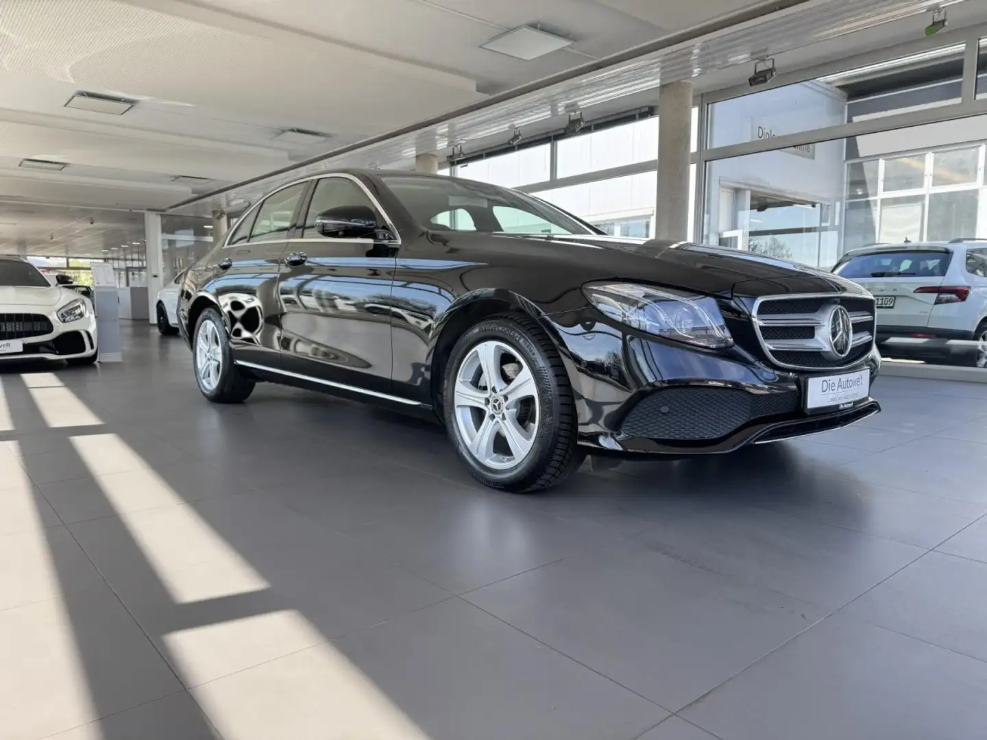 Mercedes-Benz E 220 d Lim. AUT. NAVI LED LEDER GRA LANE AS BT Schwarz - 2