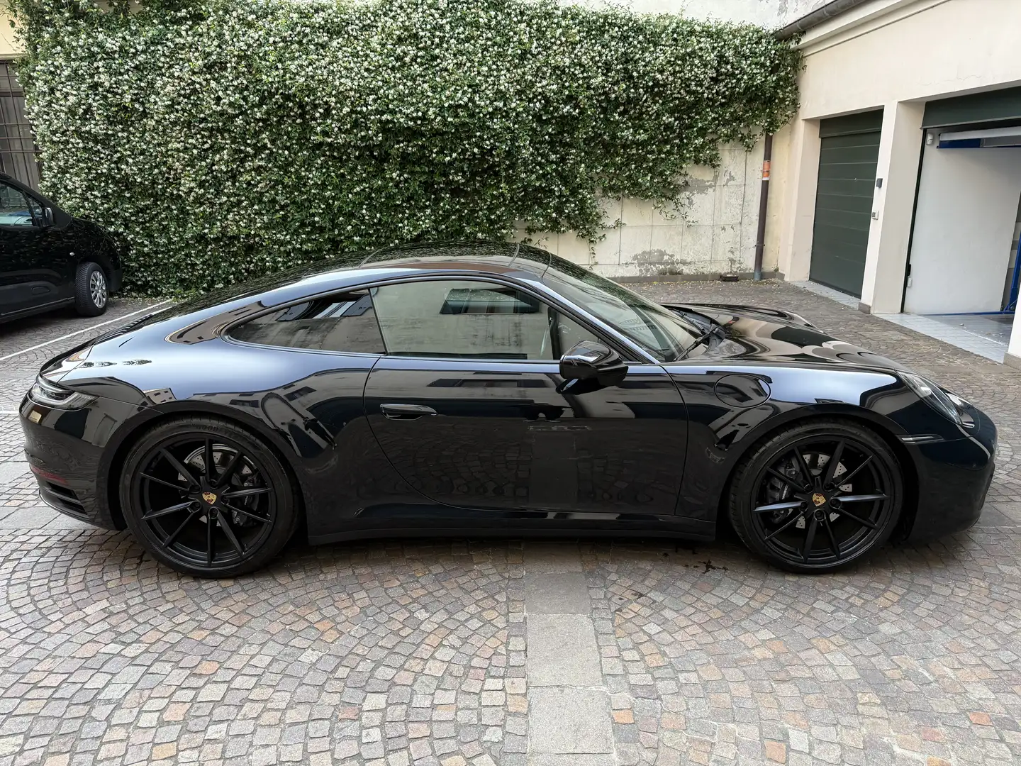 Porsche 911 911 - 992 Carrera 4 Coupé 3.0 Fekete - 2