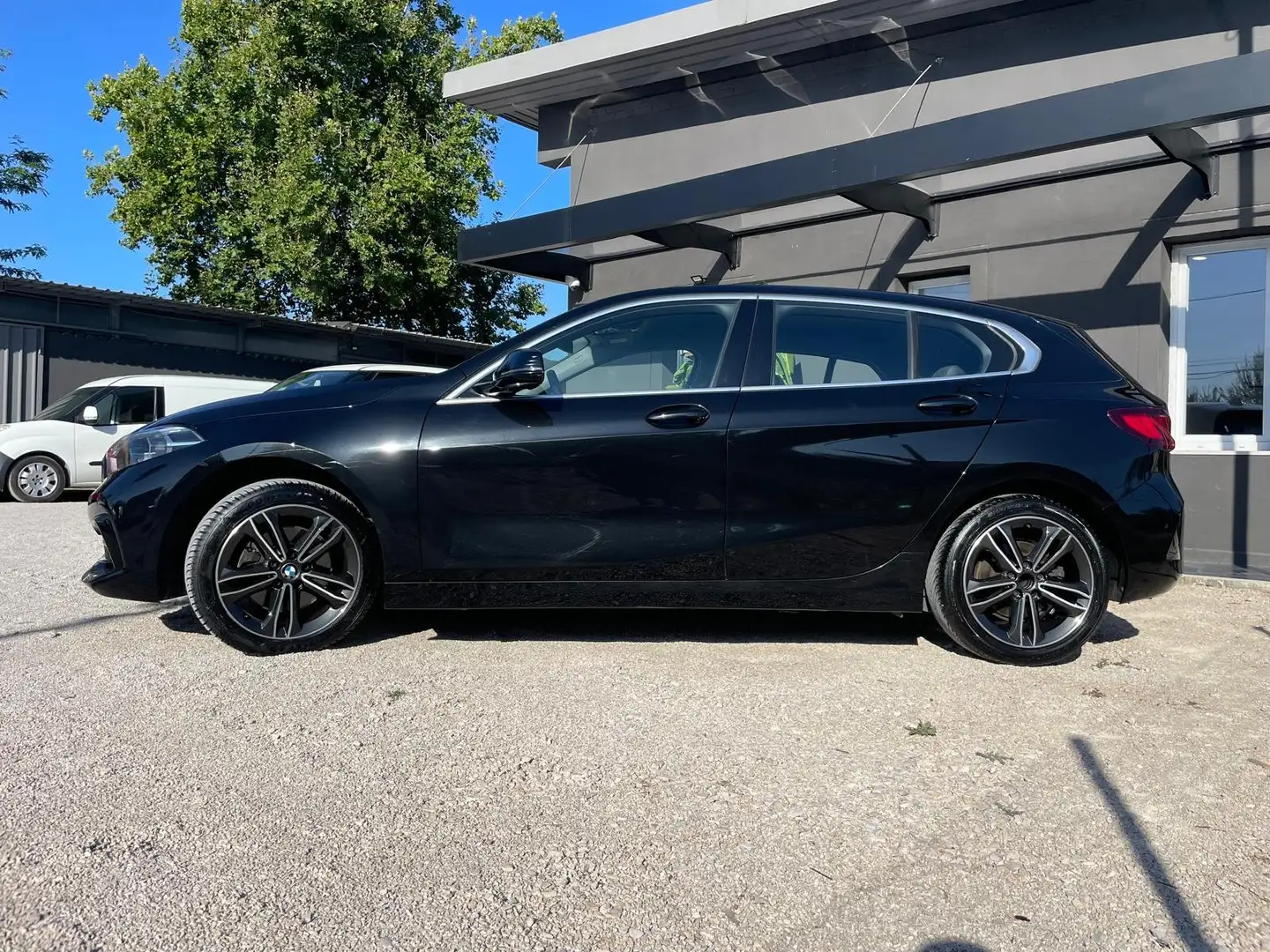 BMW 118 118i Sport 5p auto Zwart - 2