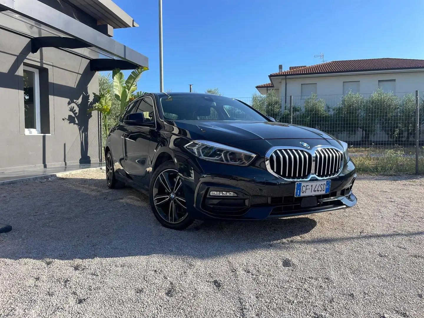 BMW 118 118i Sport 5p auto Zwart - 1