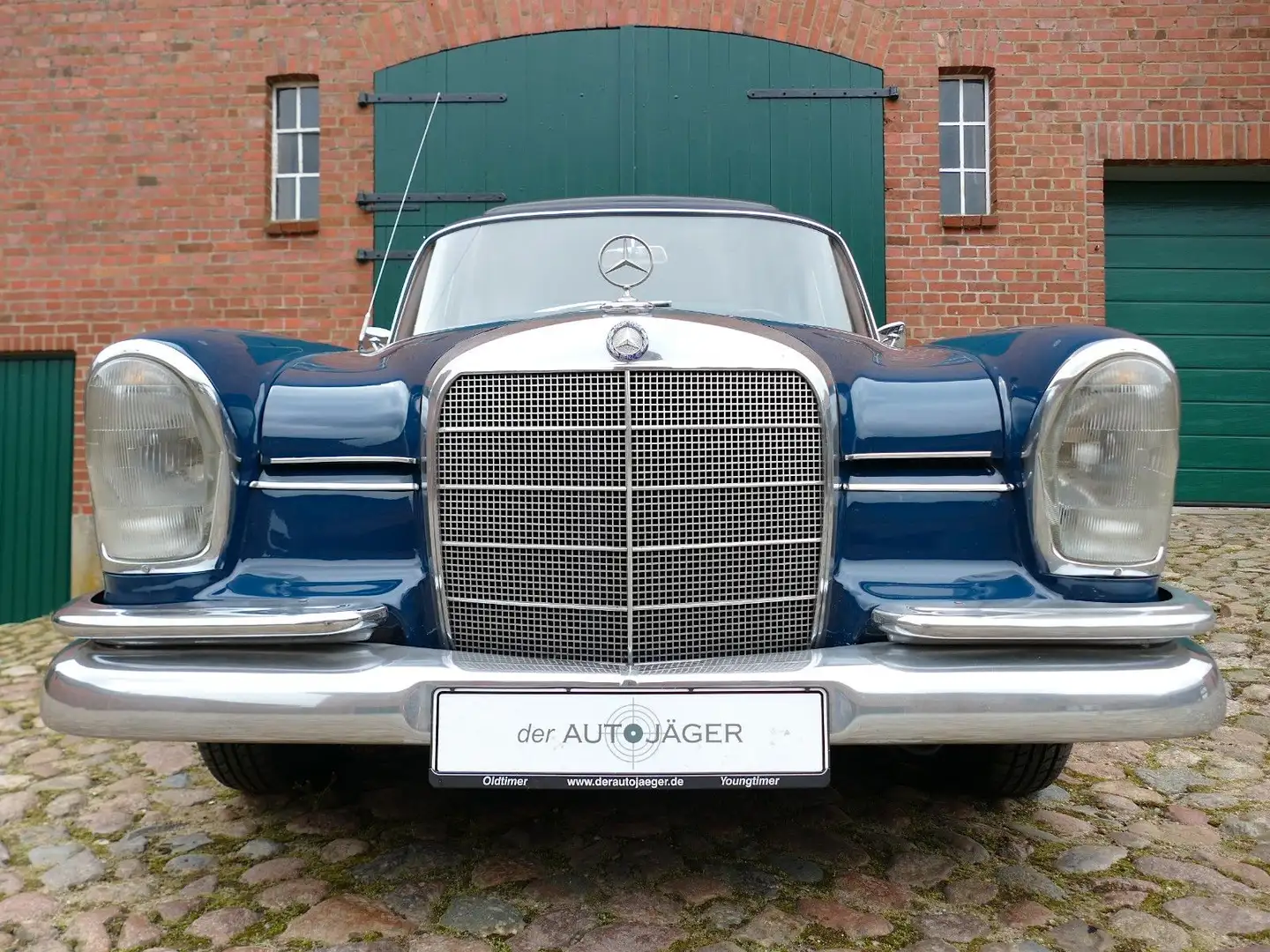 Mercedes-Benz 230 S W111 große Heckflosse mit Schiebedach Bleu - 2