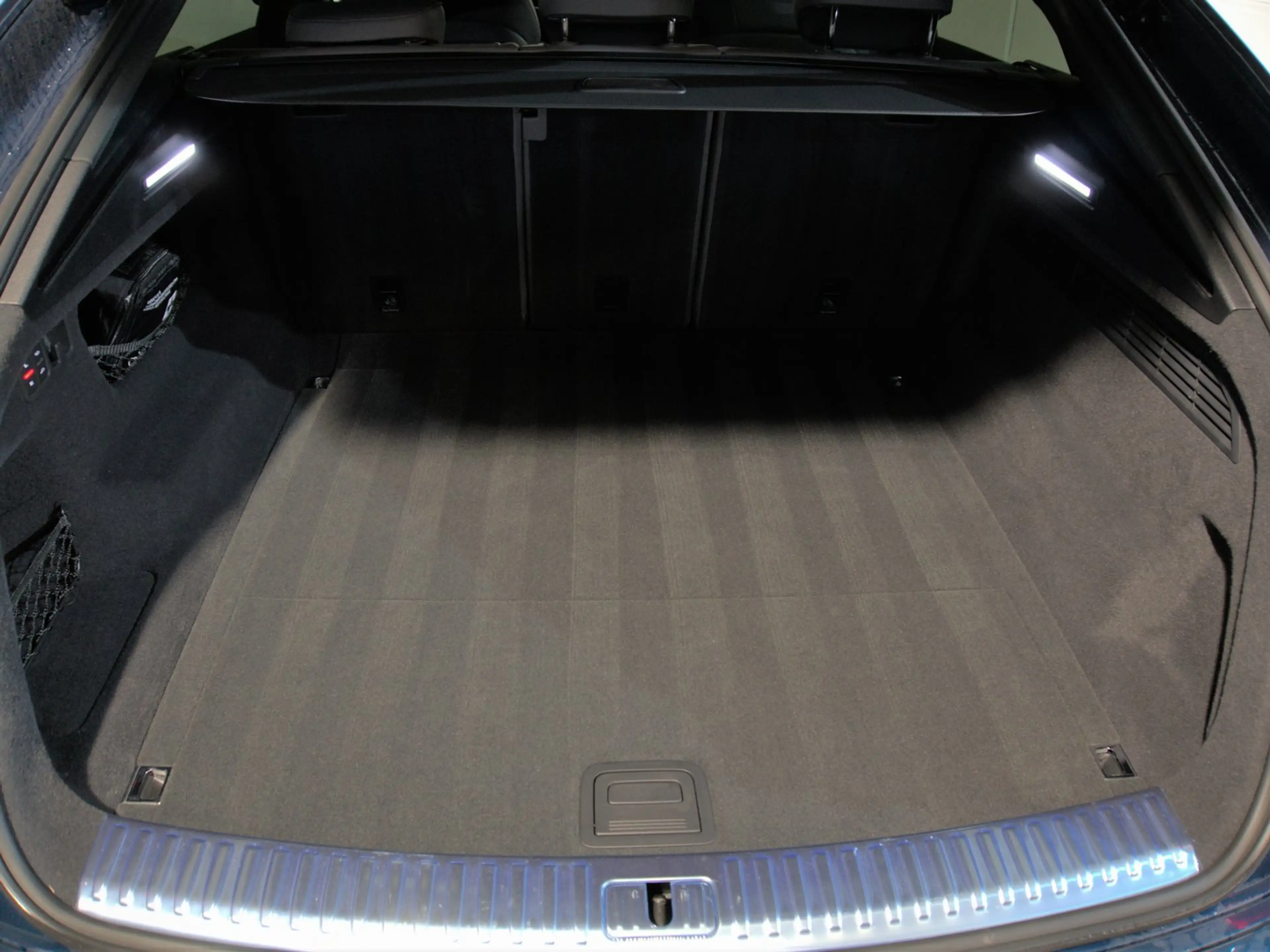 Audi SQ8 TFSI quattro — photo 14