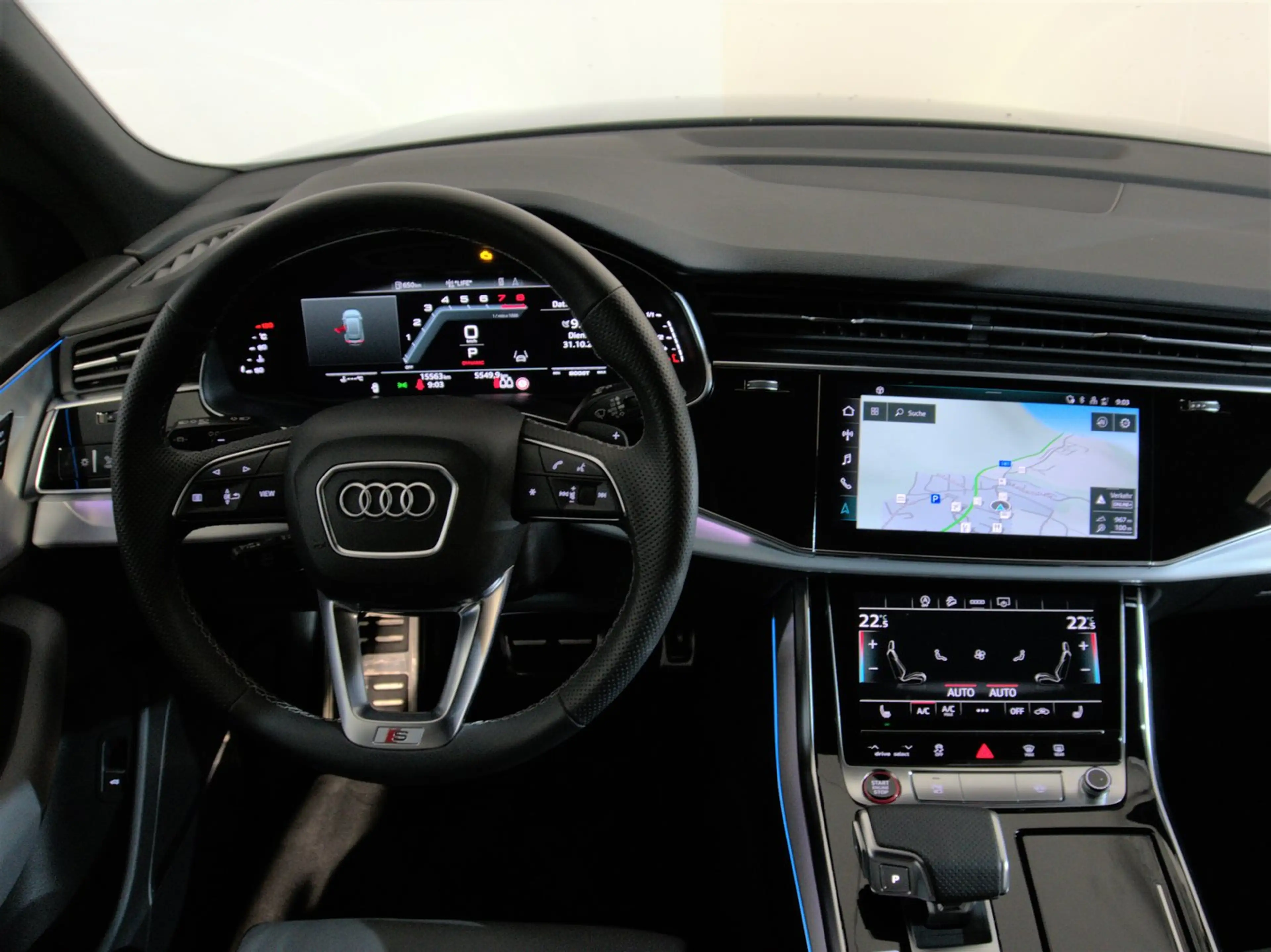 Audi SQ8 TFSI quattro — photo 10