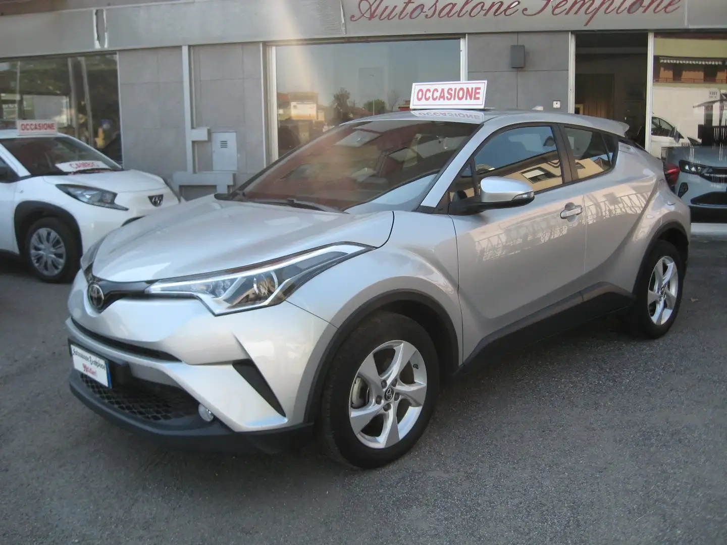 Toyota C-HR 1.2t Lounge 4wd cvt SOLO KM 54.000 CERTIFICATI Argento - 2