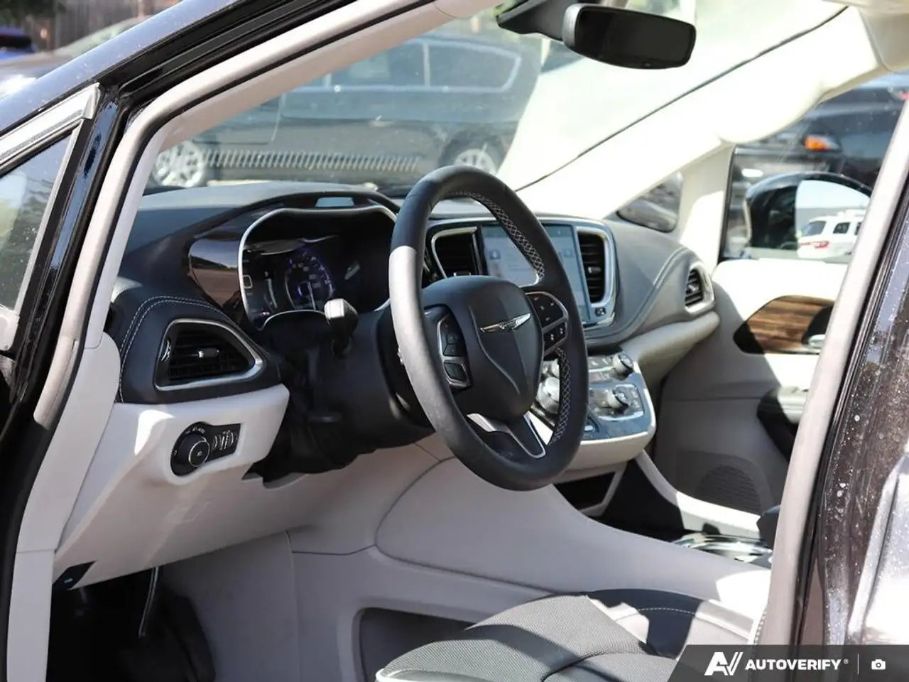 Chrysler Pacifica снимка Chrysler Pacifica