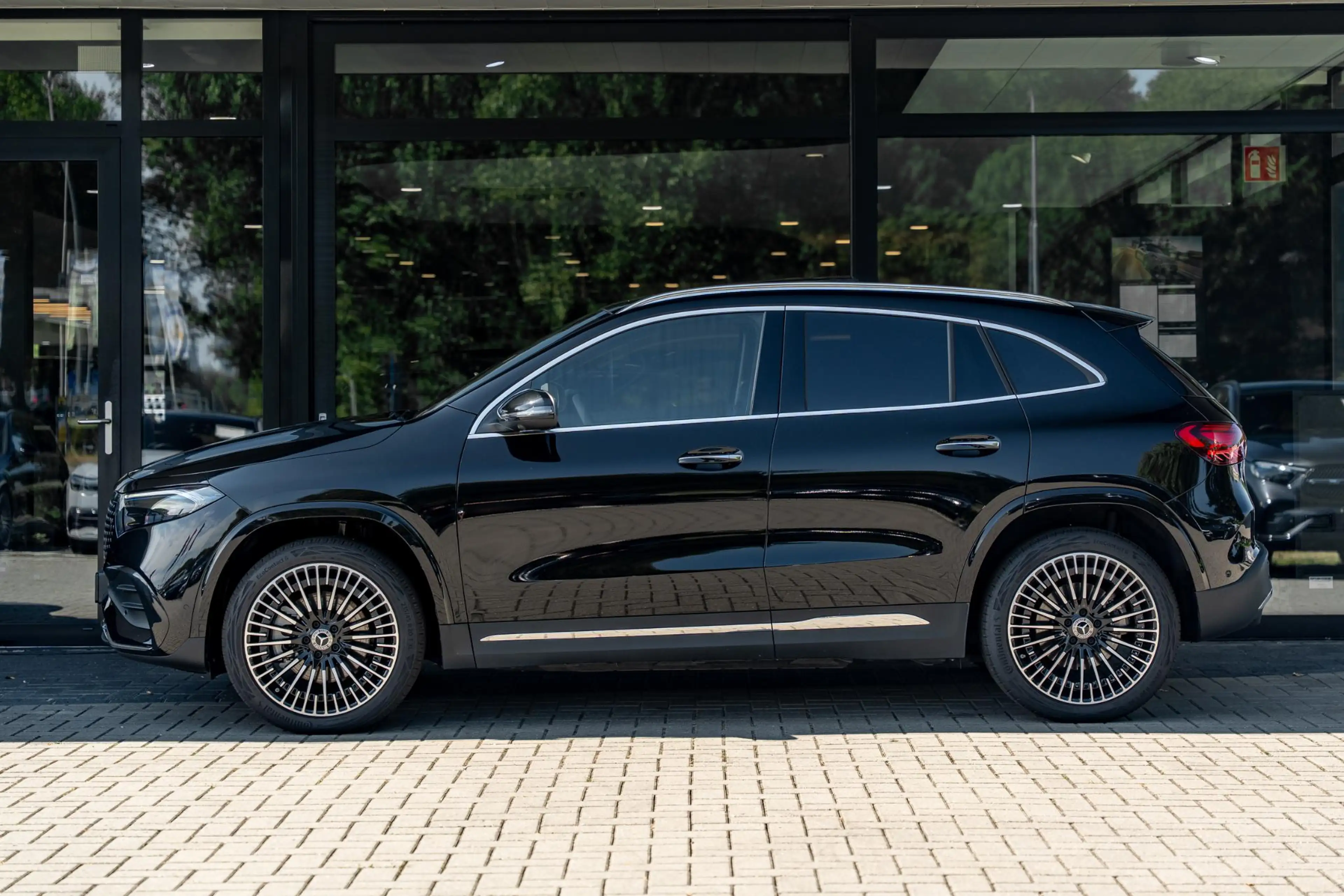 Mercedes-Benz EQA 300 4MATIC AMG Line 67 kWh | Premium pakket | AMG | Pa — photo 2
