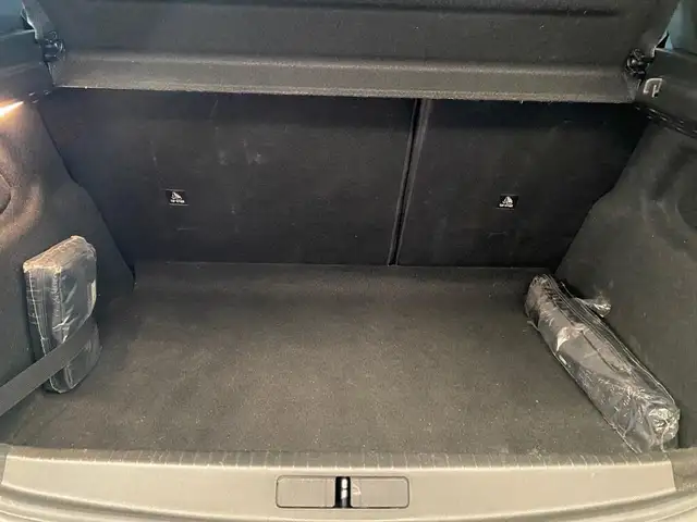 Peugeot 208 view 9