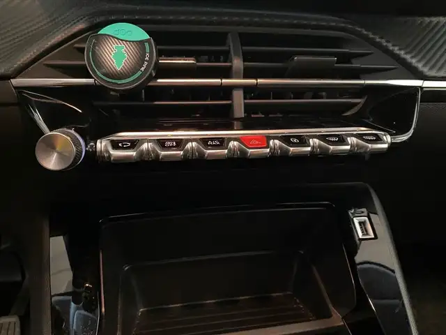 Peugeot 208 view 11
