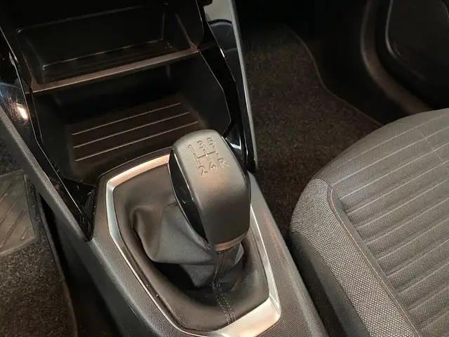 Peugeot 208 view 12