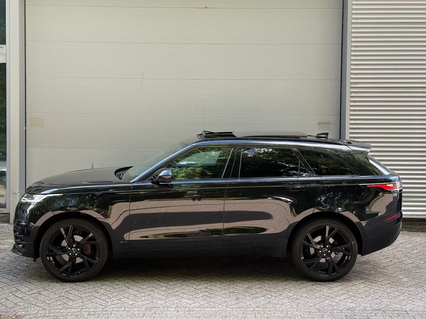 Land Rover Range Rover Velar 2.0 I4 AWD R-Dynamic l Black Edition l Pano l 22" Noir - 2