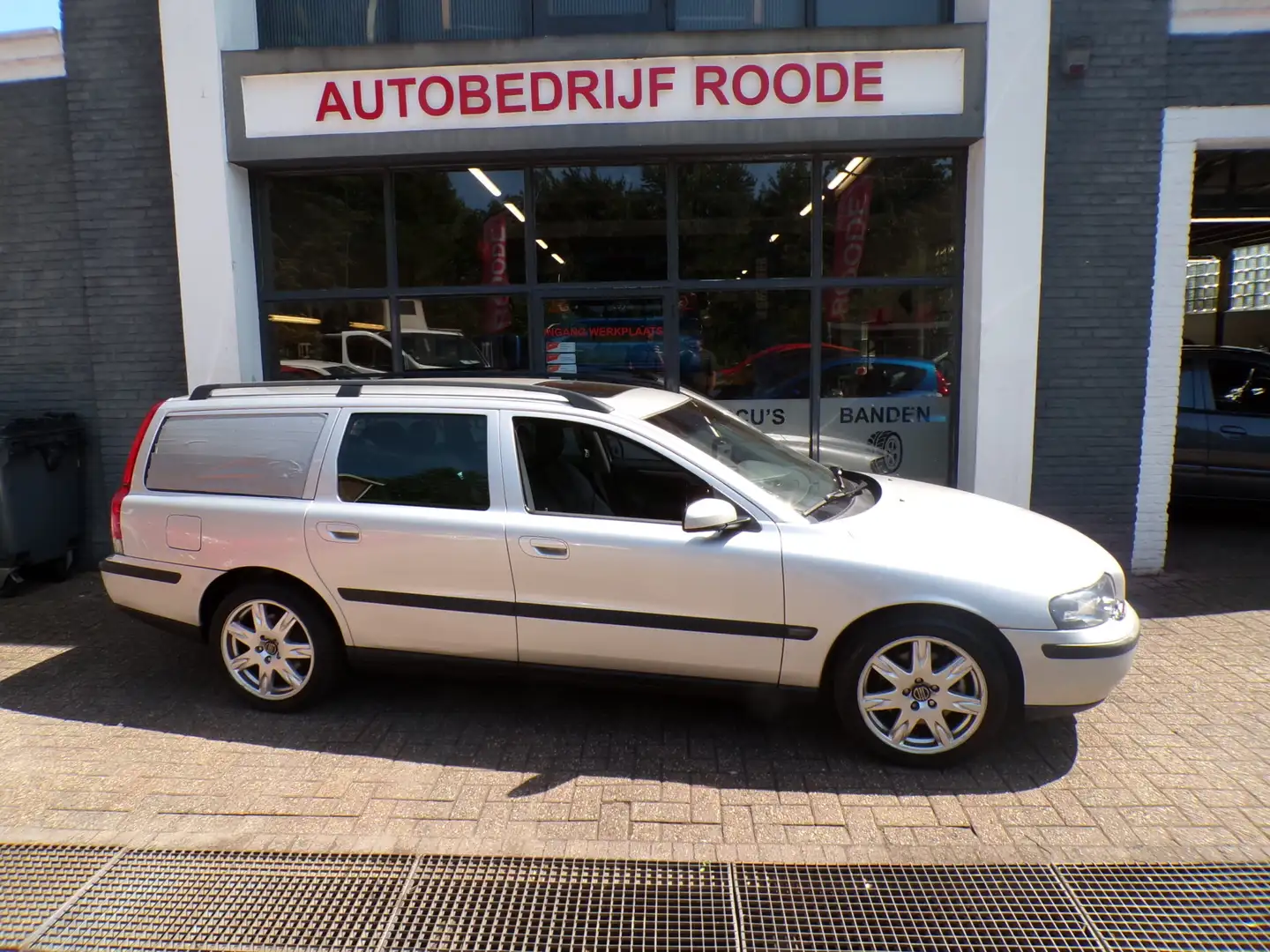 Volvo V70 2.4 D5 Automaat Edition I Grijs - 1