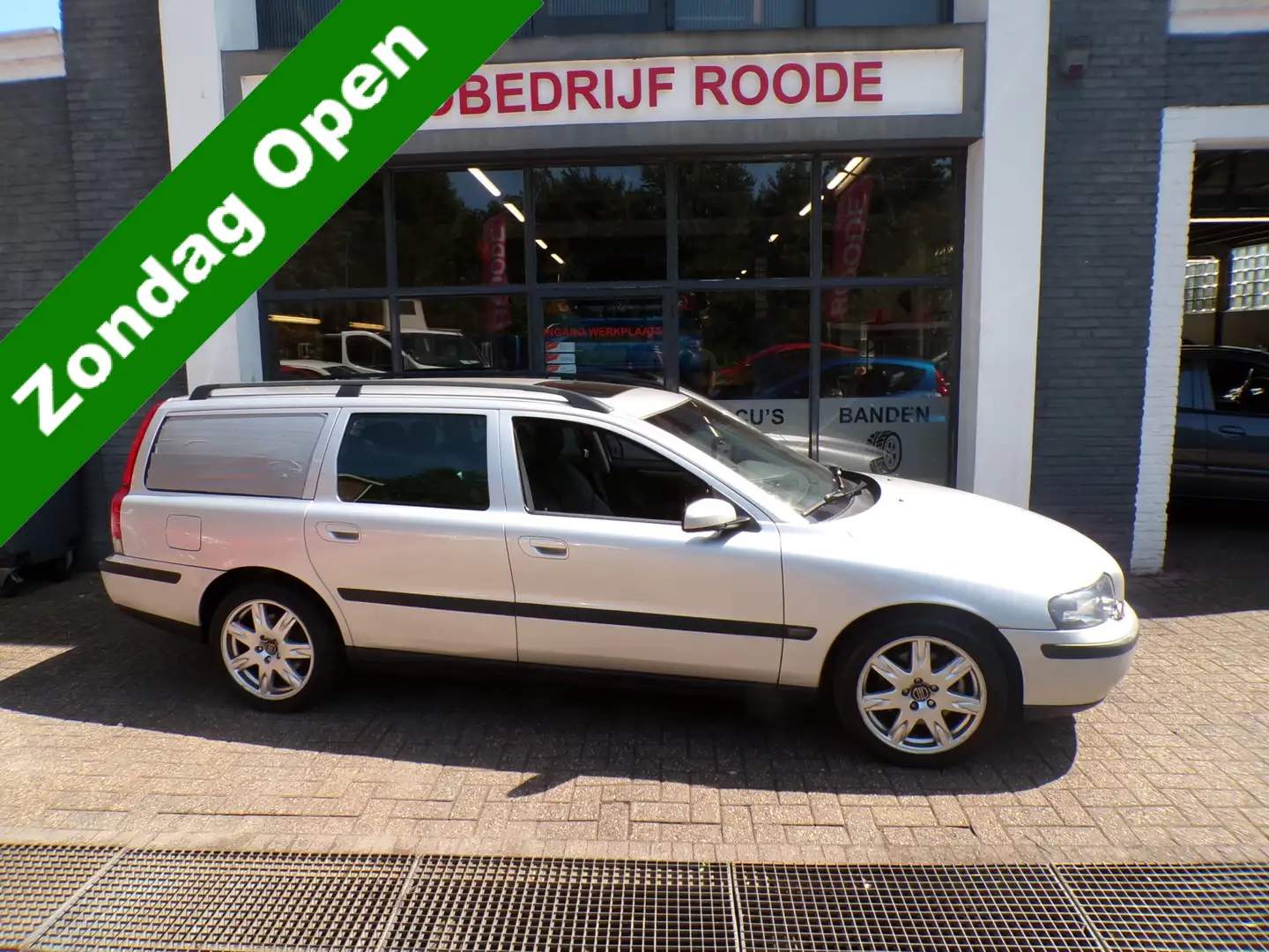 Volvo V70 2.4 D5 Automaat Edition I ""ZONDAG OPEN "" Grijs - 1