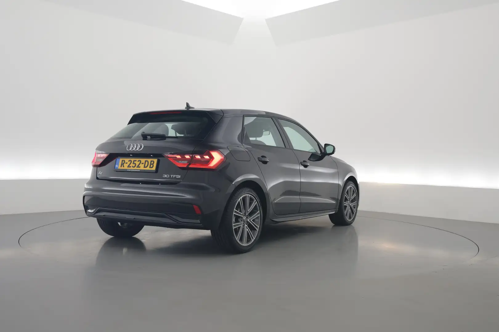 Audi A1 Sportback 30 TFSI 110 PK Advanced Edition | Apple Noir - 2