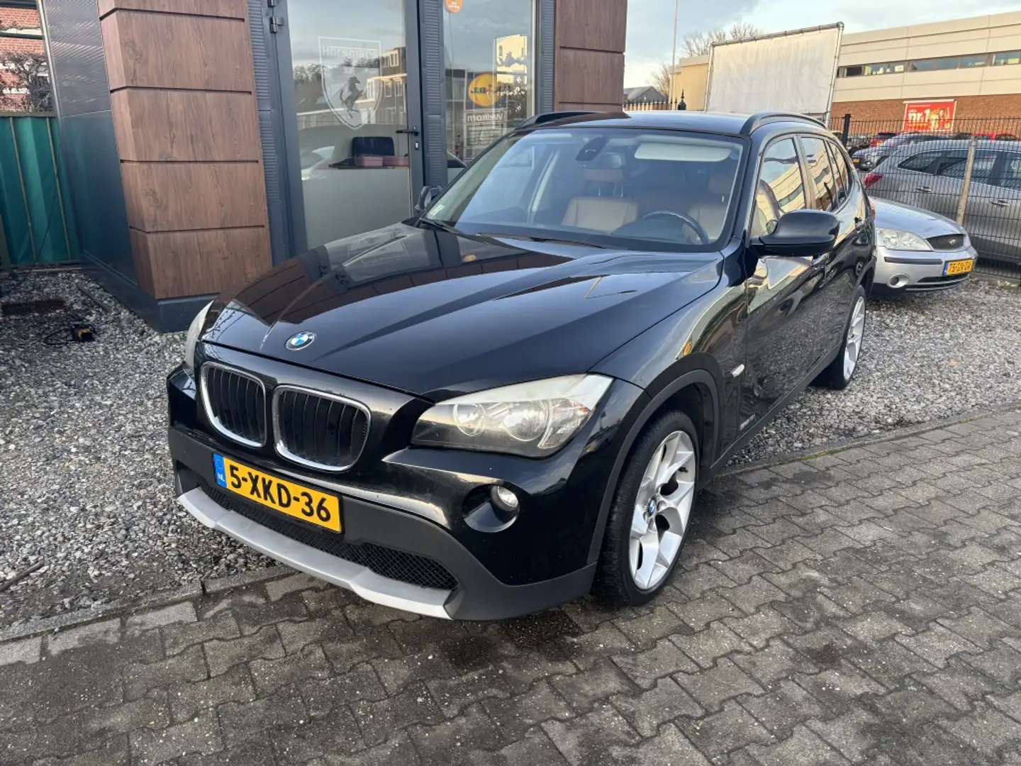 BMW X1 sDrive18i Exec. Schwarz - 1