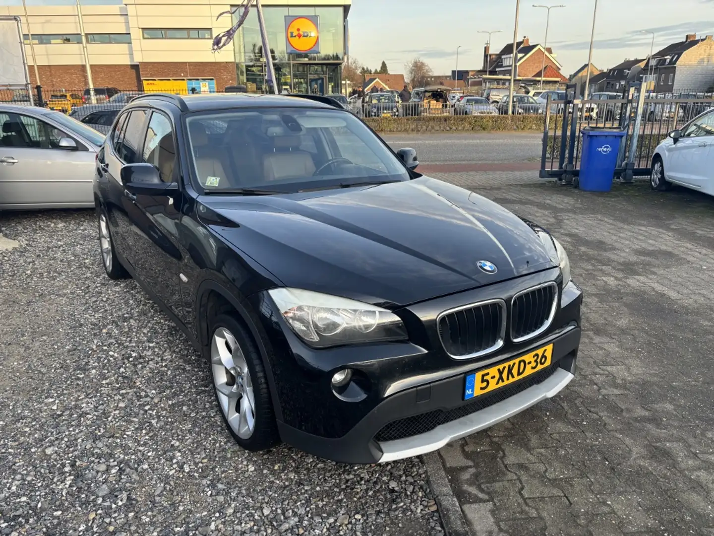 BMW X1 sDrive18i Exec. Schwarz - 2
