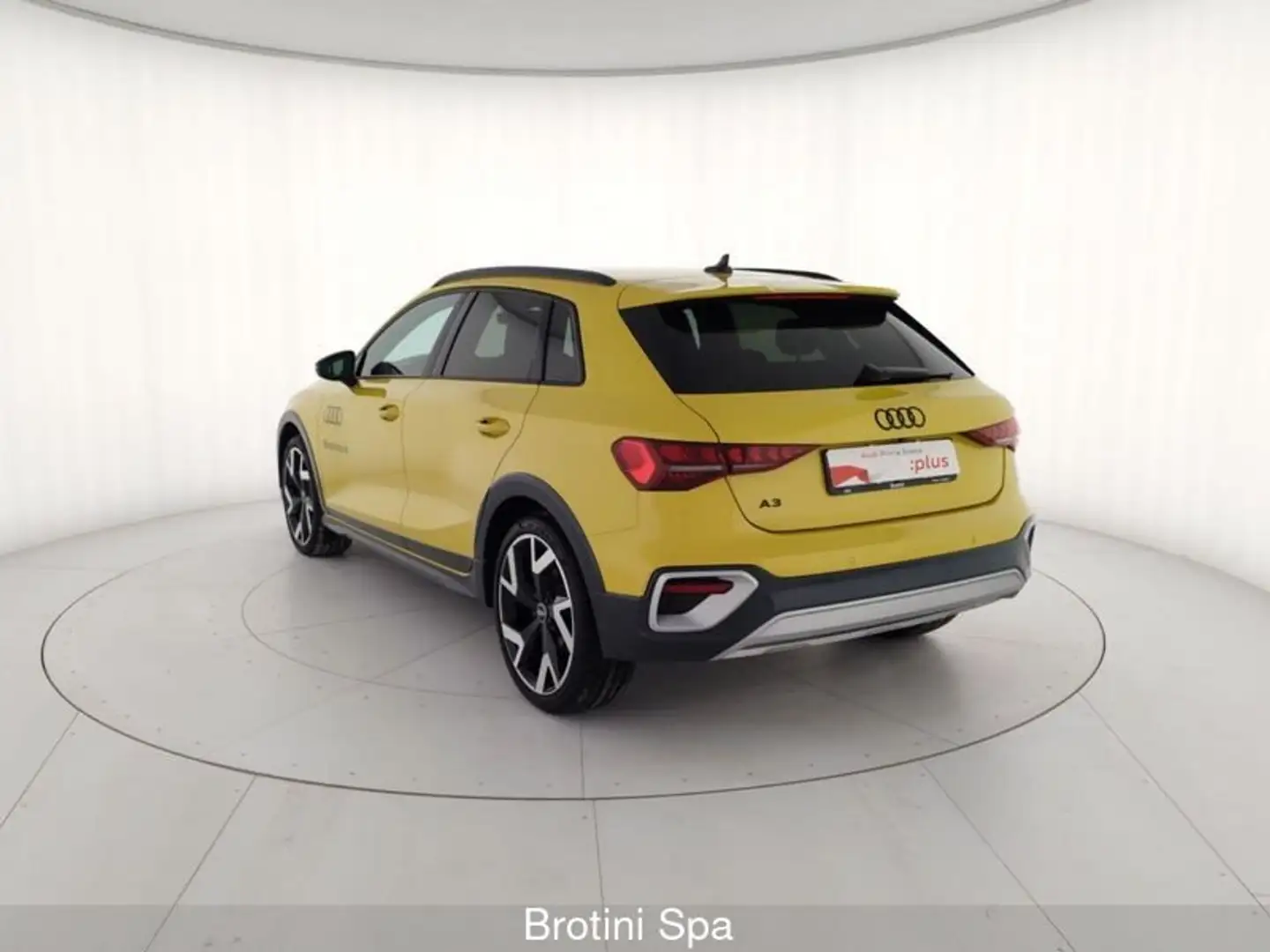 Audi A3 allstreet 35 TFSI S tronic Identity Contrast Giallo - 2