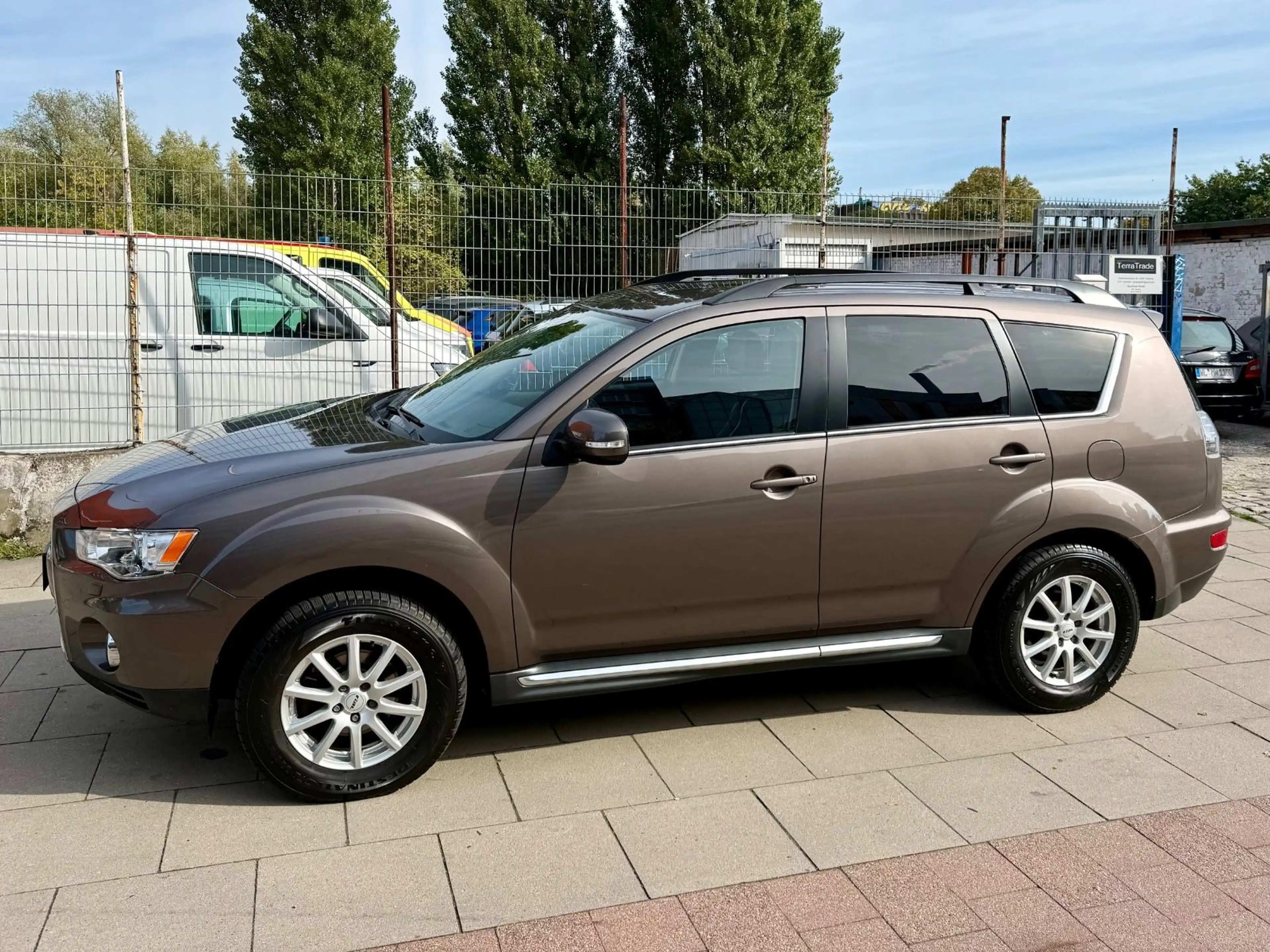 Mitsubishi Outlander Intense 4WD * 1.HAND — photo 4