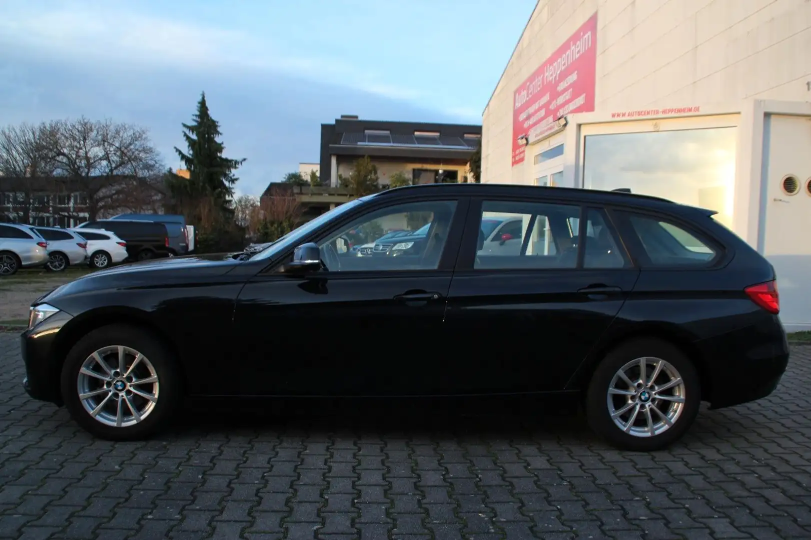 BMW 318 d Touring xDrive *1.HD*NAV*PDC*SHZ*KLIMAAUT.* Zwart - 2