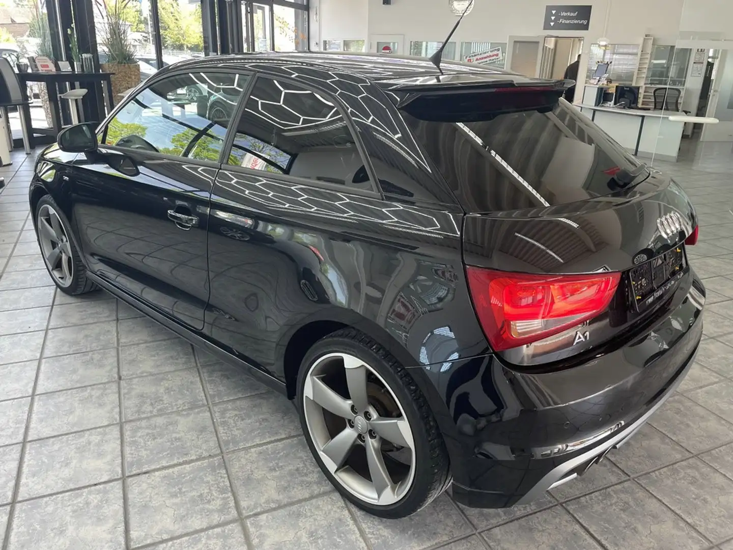 Audi A1 1.4 TFSI S-line, 2.Hand, Leder, Bi-Xenon, PDC Schwarz - 2