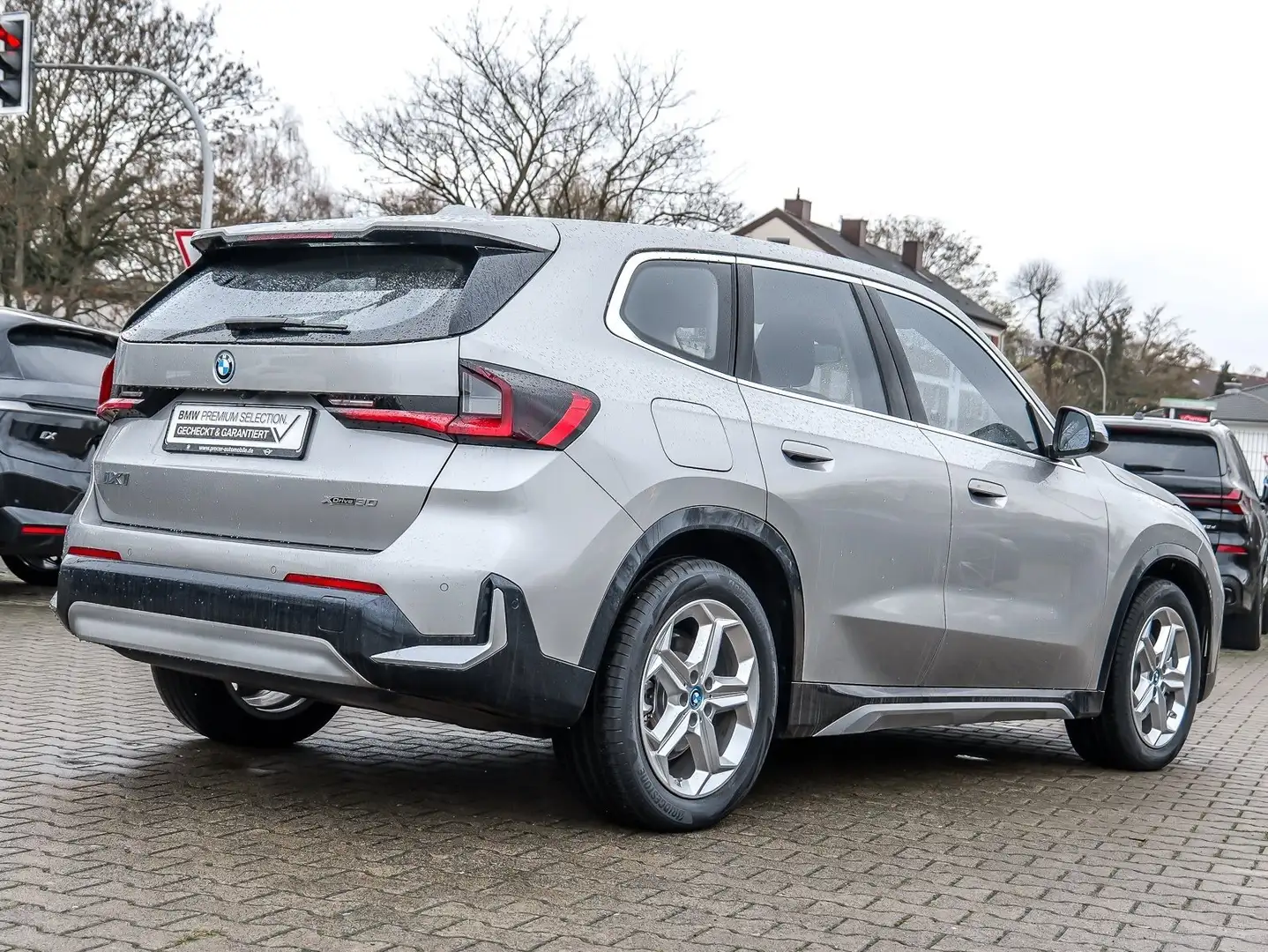 BMW iX1 xDrive30  xLine Navi LED RFK DAB Silber - 2