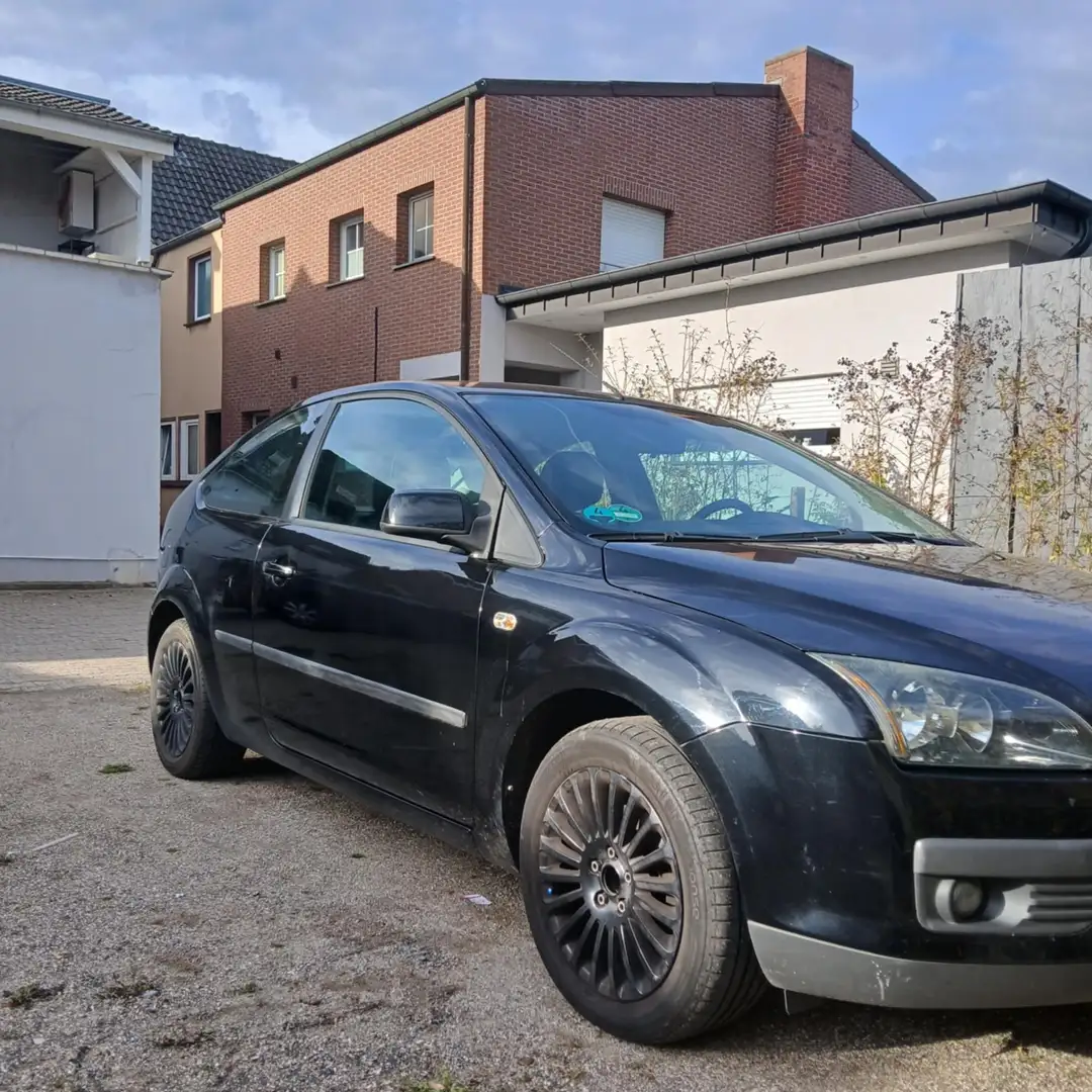 Ford Focus Das Auto ist mit Winterreifen ausgestattet und wir - 1