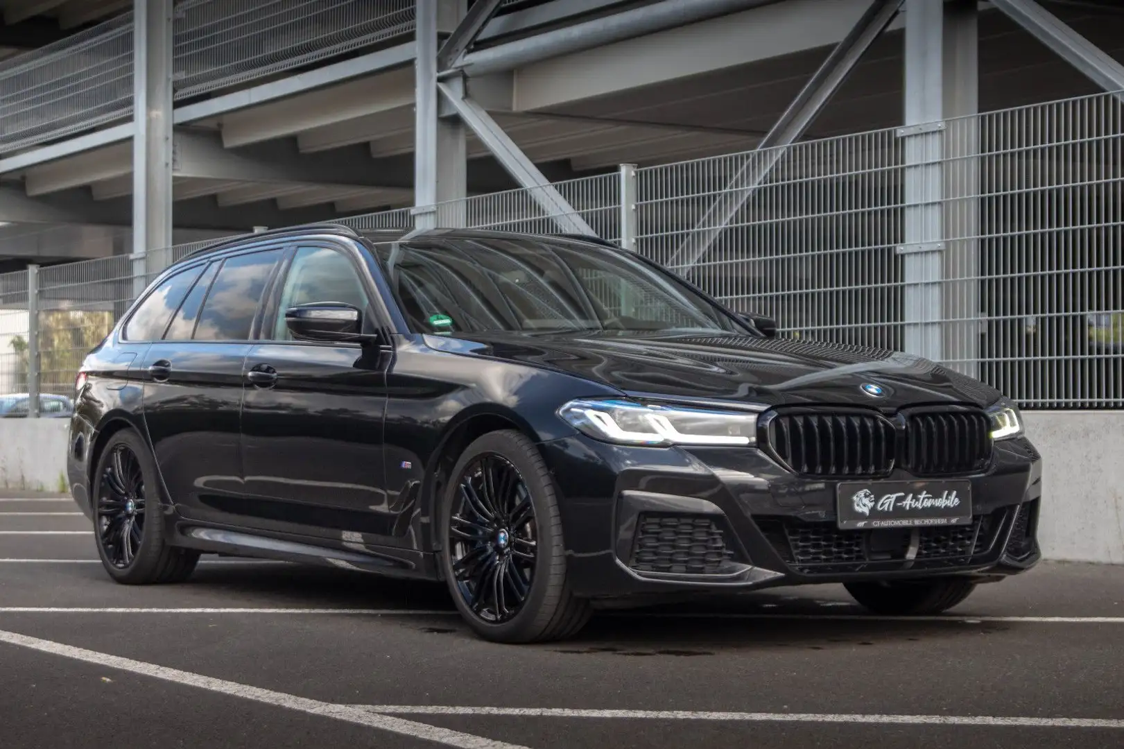 BMW 530 i T xDrive*M Sport*PANO*KAM*HUD*LASER*U-FREI! Schwarz - 1