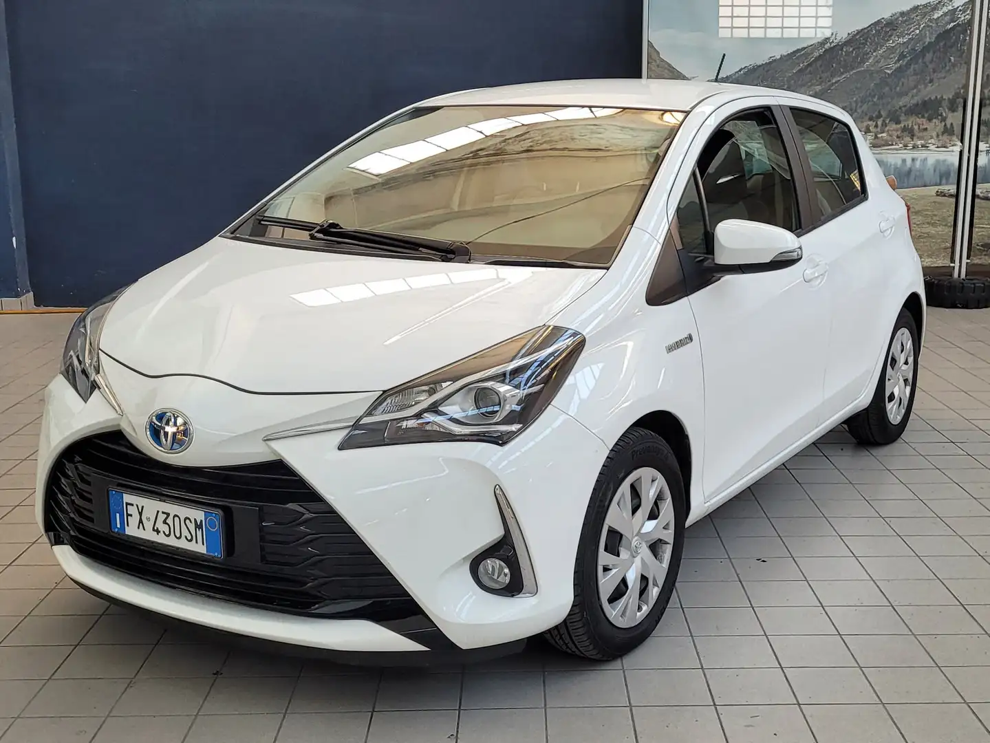 Toyota Yaris hybrid 5p 1.5h Business Bianco - 2