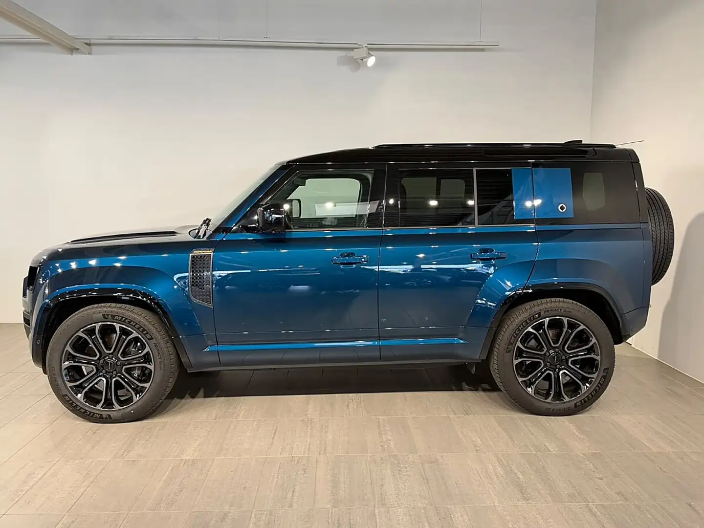 Land Rover Defender 110 OCTA P635 AWD Aut. Blau - 2