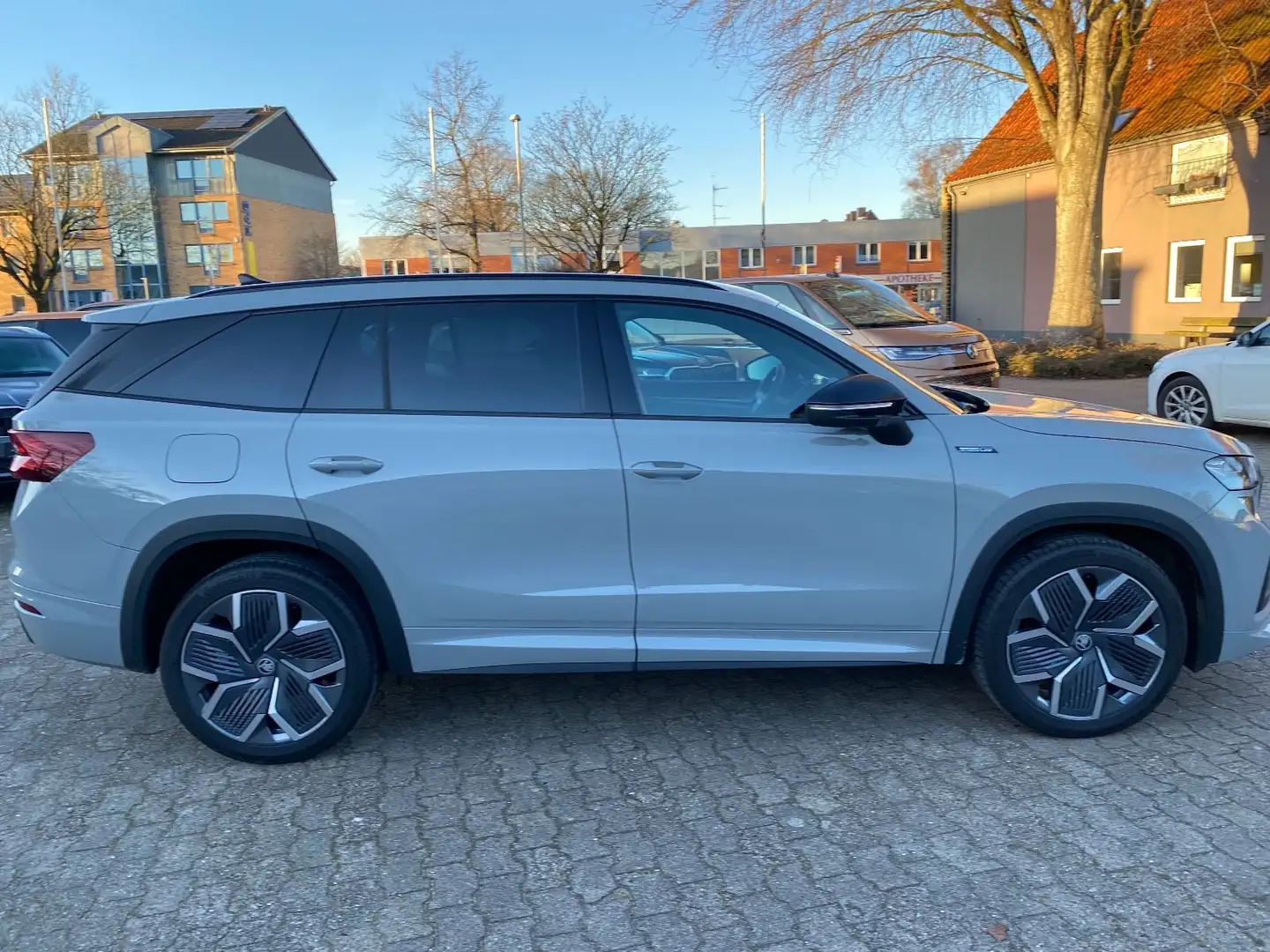 Skoda Kodiaq 2.0 TDI 4x4 Sportline Navi AHK Kamera 20 Grau - 2