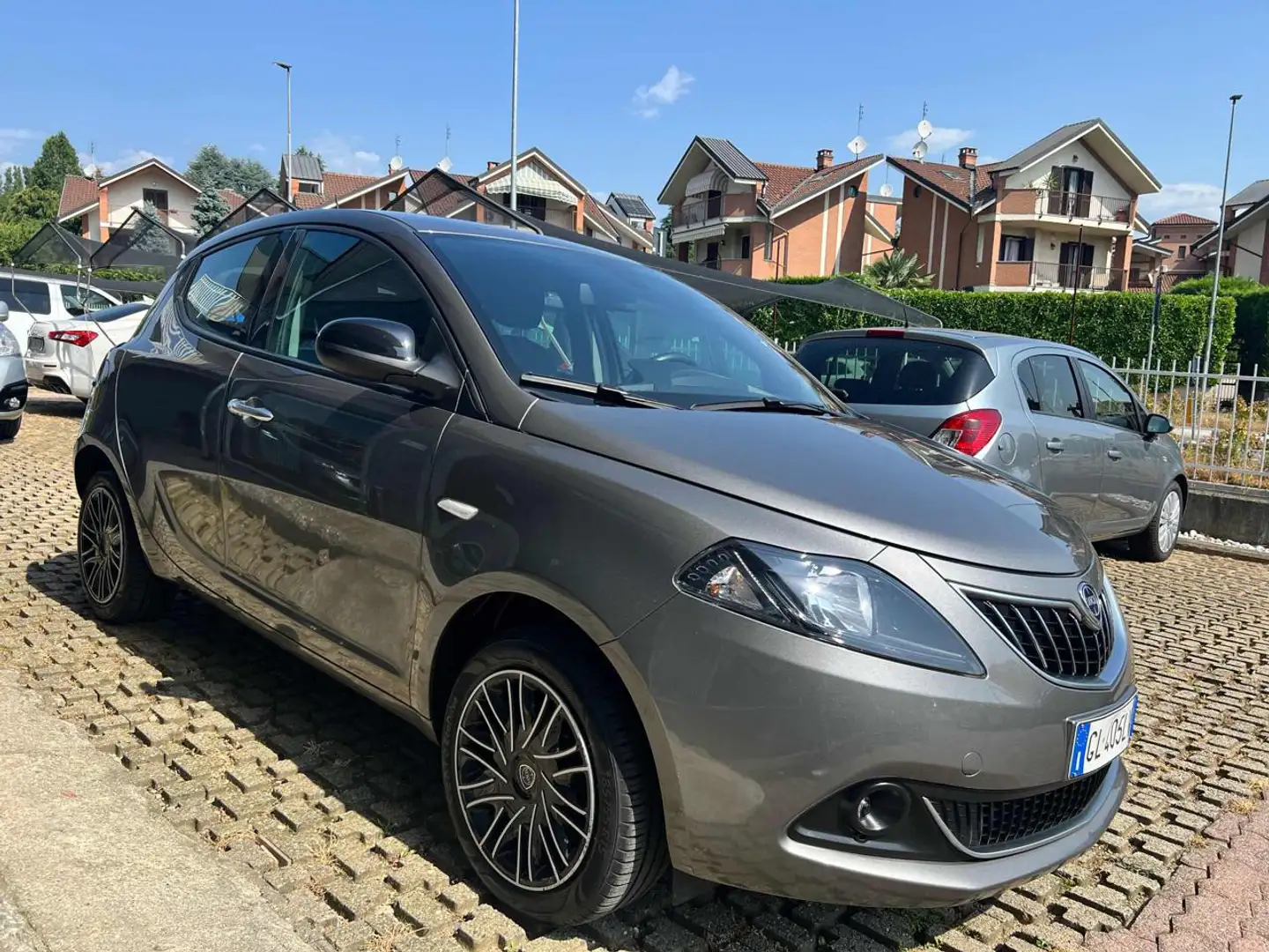 Lancia Ypsilon 1.0 FireFly 5 porte S&S Hybrid Gold Grigio - 2