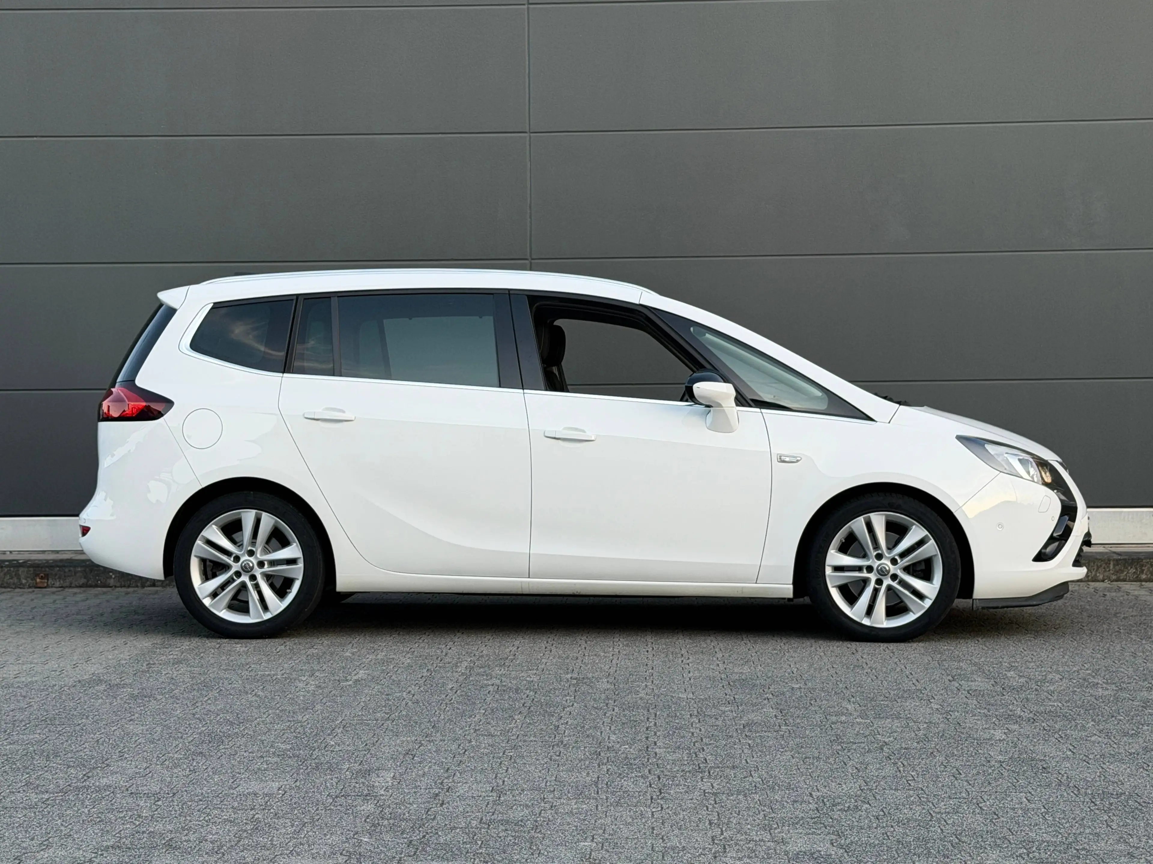 Opel Zafira Tourer Innovation *7-Sitze* Navi Rkam Totwinkelassistent Elektri. Sitze — photo 12
