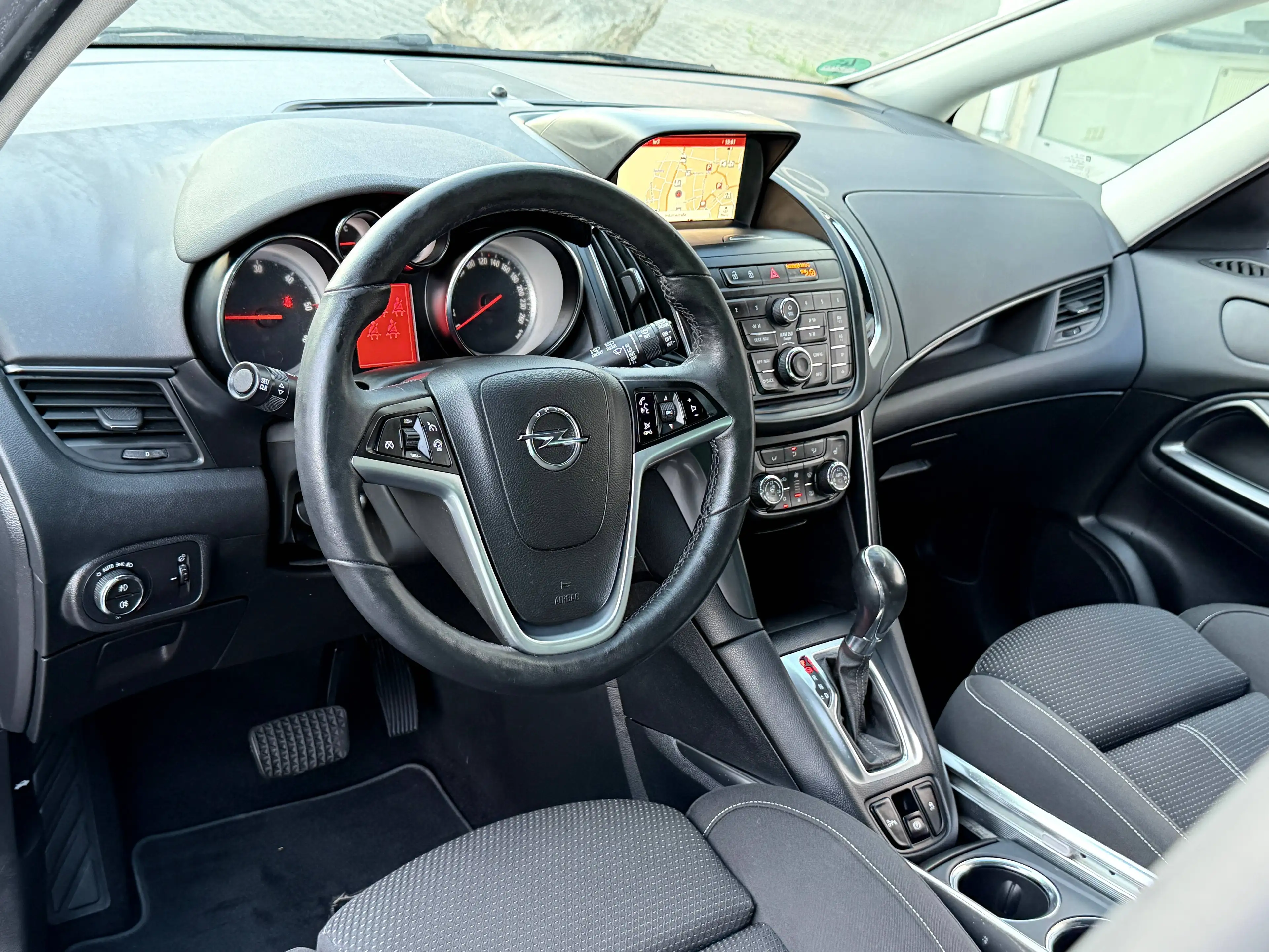 Opel Zafira Tourer Innovation *7-Sitze* Navi Rkam Totwinkelassistent Elektri. Sitze — photo 6