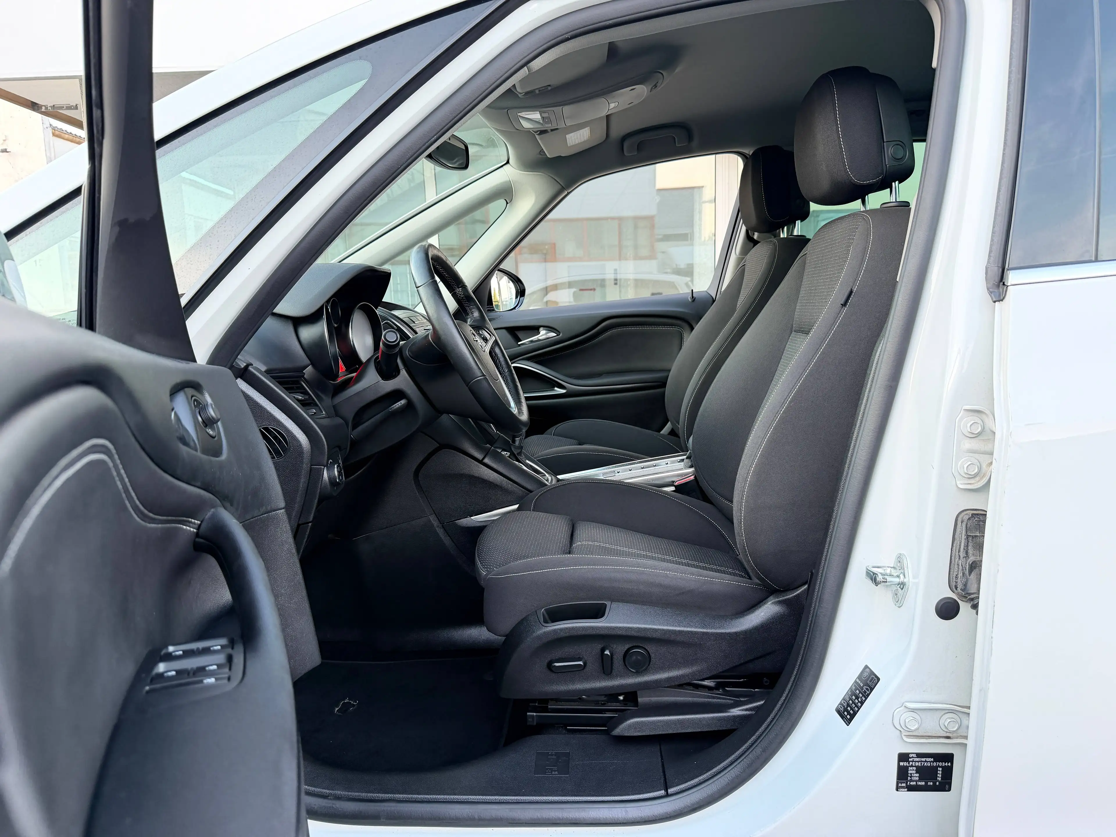 Opel Zafira Tourer Innovation *7-Sitze* Navi Rkam Totwinkelassistent Elektri. Sitze — photo 5