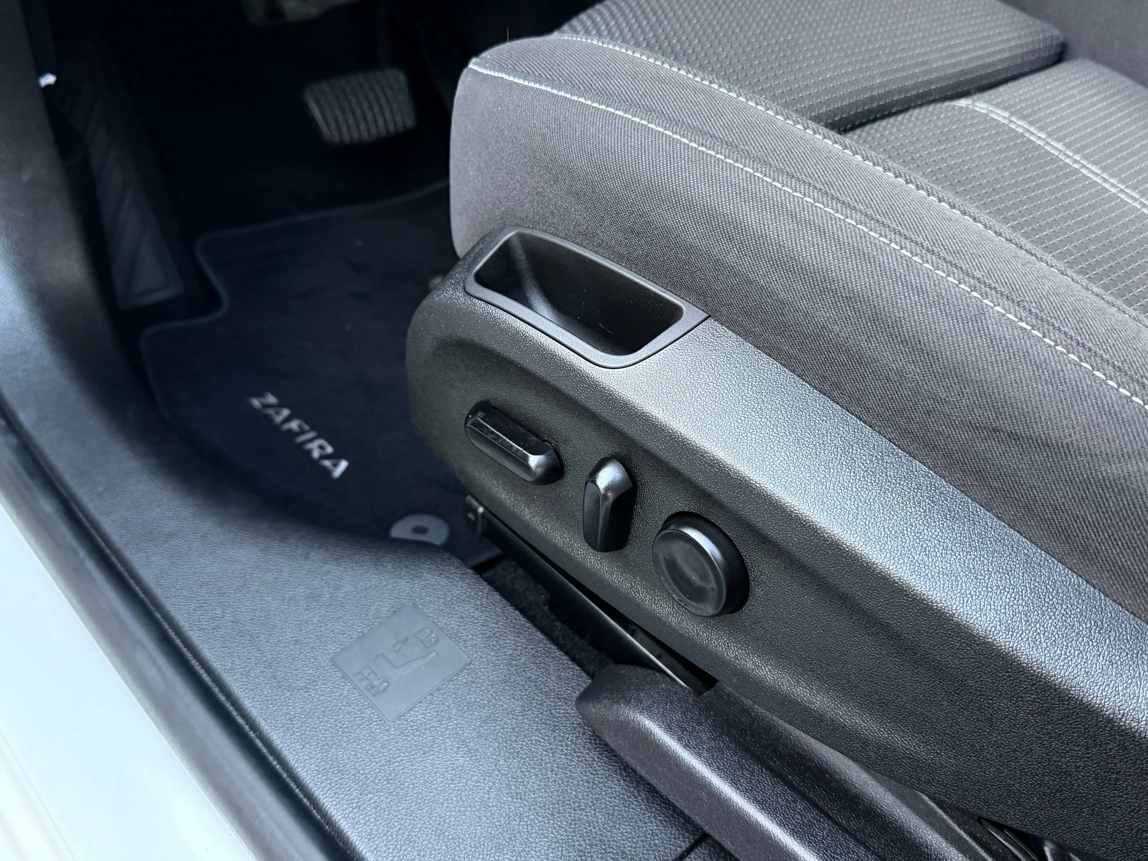 Opel Zafira Tourer Innovation *7-Sitze* Navi Rkam Totwinkelassistent Elektri. Sitze — photo 15