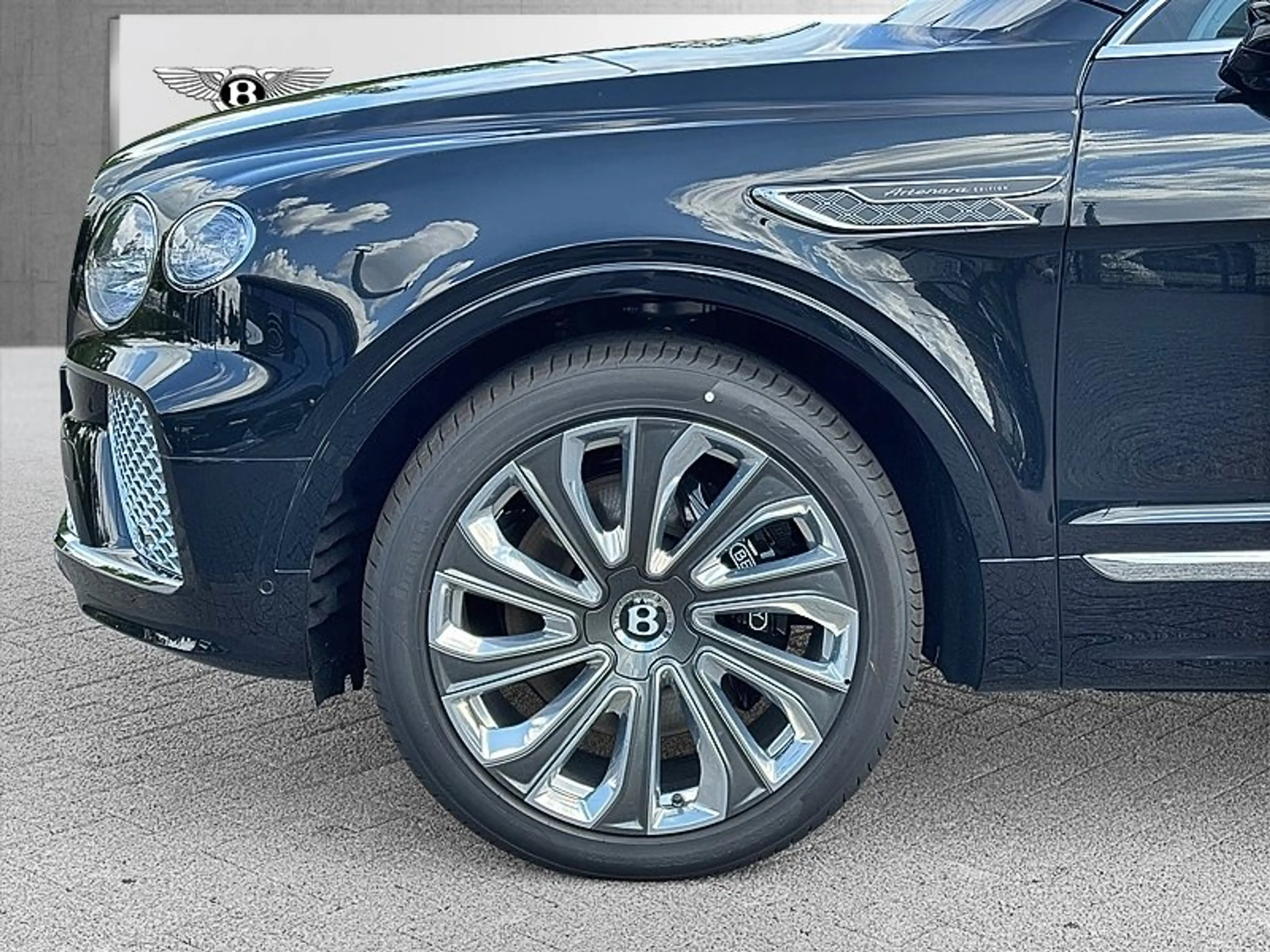 Bentley Bentayga V6 Hybrid Artenara *Special Edition* — photo 4
