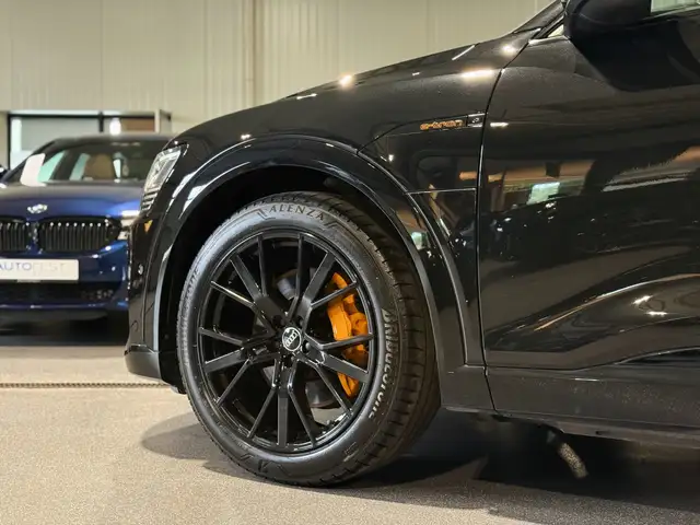 Audi E-Tron view 30